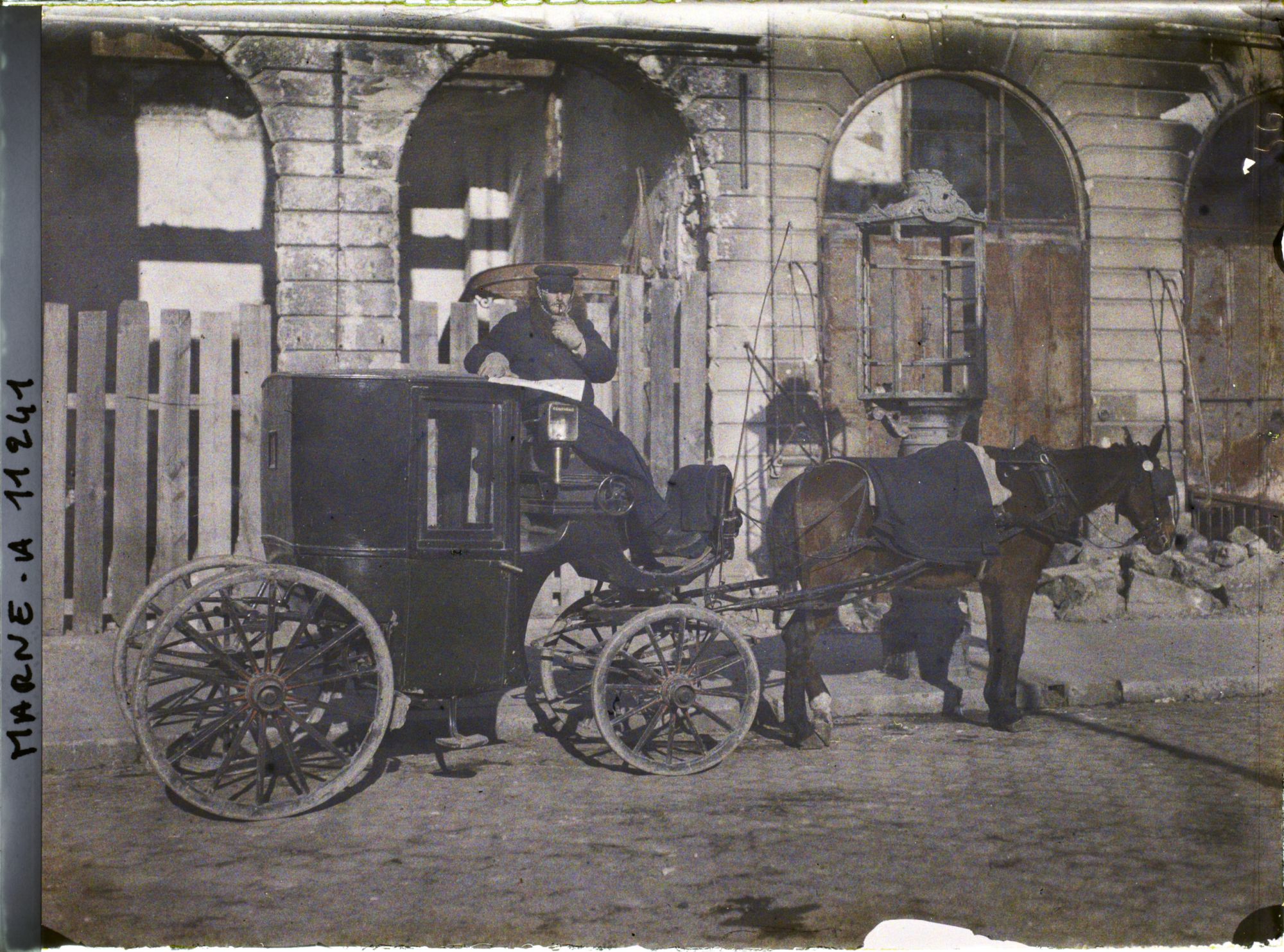 Image représentant Un cocher et sa voiture, place Royale