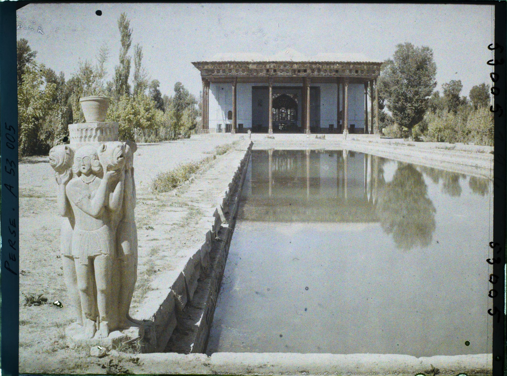Image représentant Le Chehel Sotoun (pavillon des quarante colonnes) (1647), côté bassin