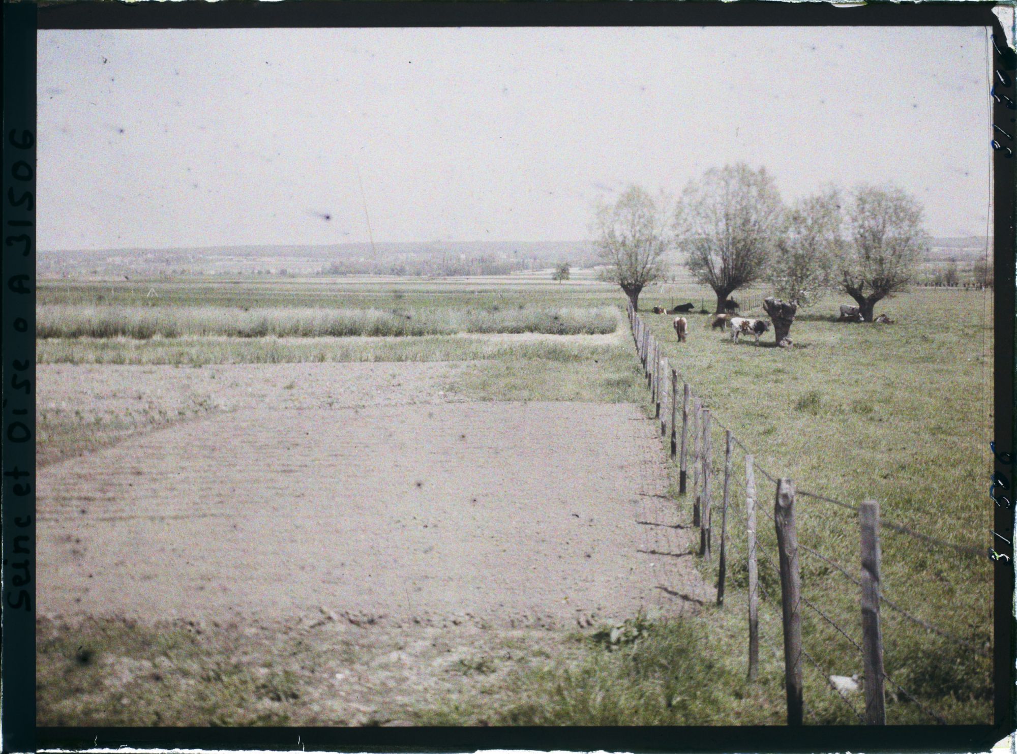 Image représentant France, Fontenay-Fleuri, Paysage aux abords de St Cyr