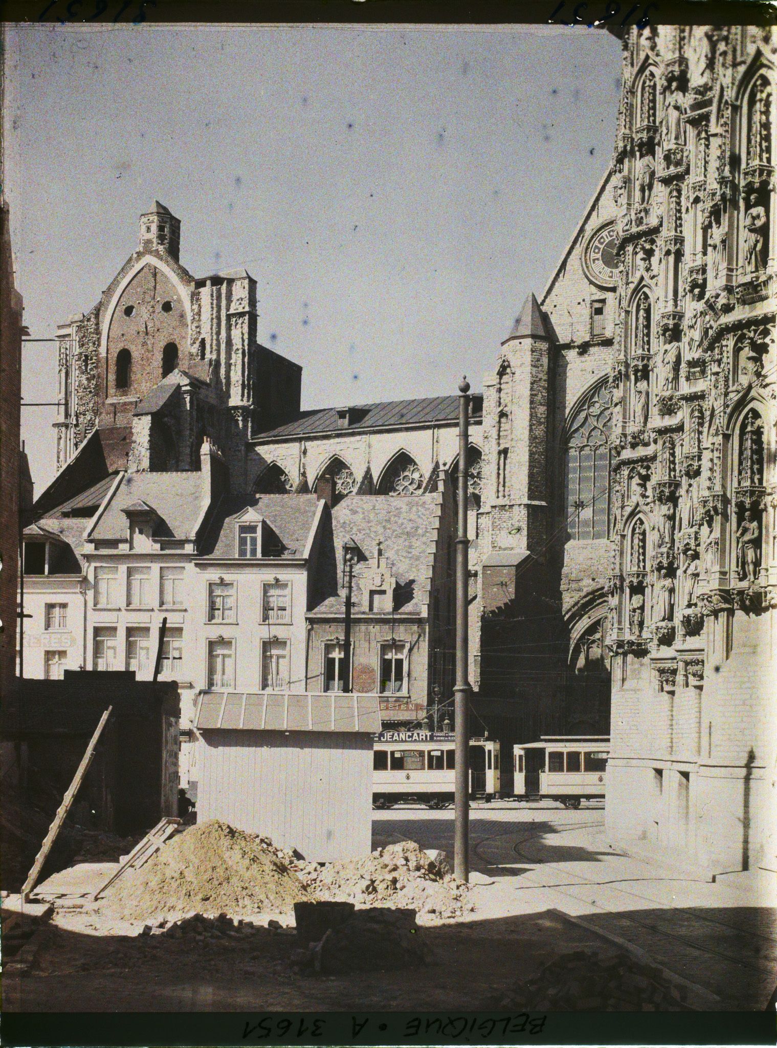 Image représentant Belgique, Louvain, St Pierre, Vieilles Maisons et angle de l'Hôtel de Ville