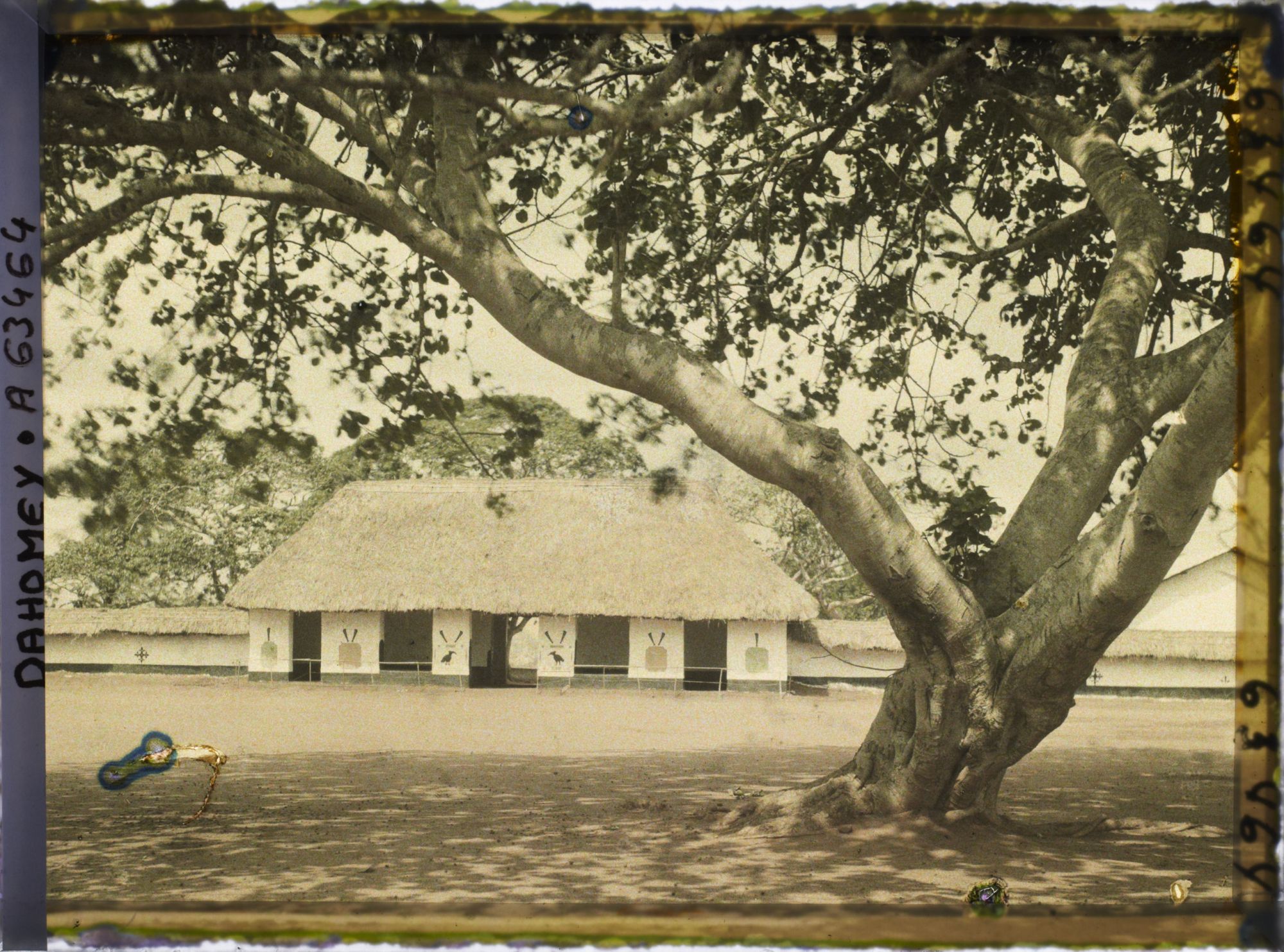 Image représentant La cour du palais de Glélé et le logodo, bâtiment de transition entre les deux cours où le roi s'installait pour assister aux danses données dans la cour