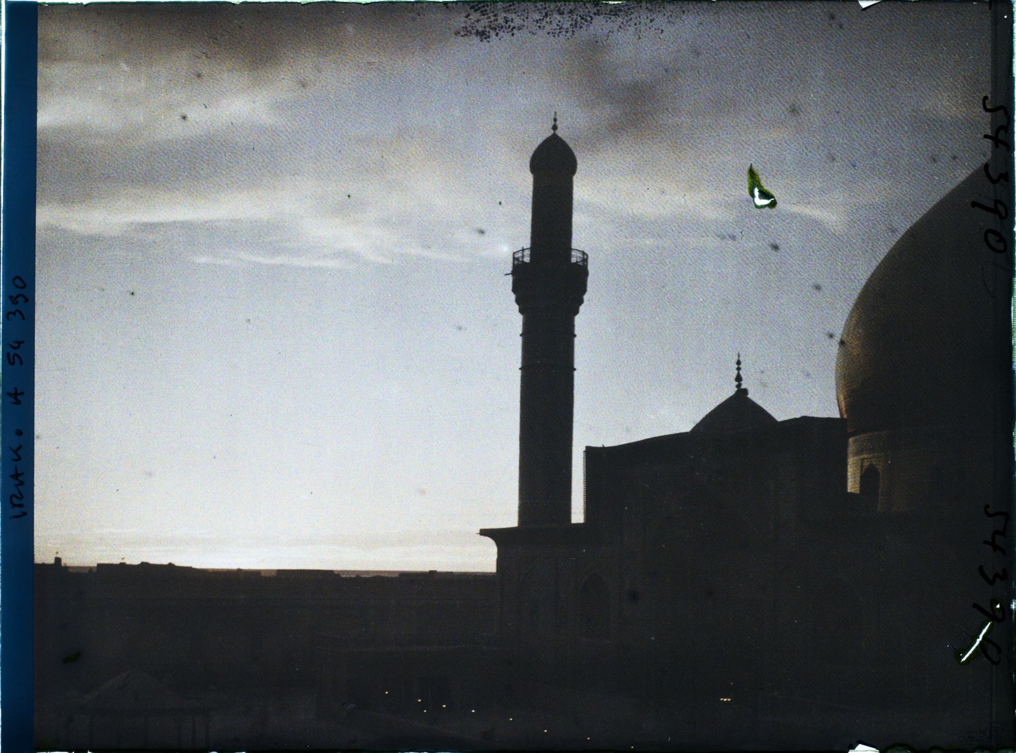 Image représentant La Mosquée d'Or, mausolée d'Ali al-Hadi et de Hasan al-Askari, au crépuscule