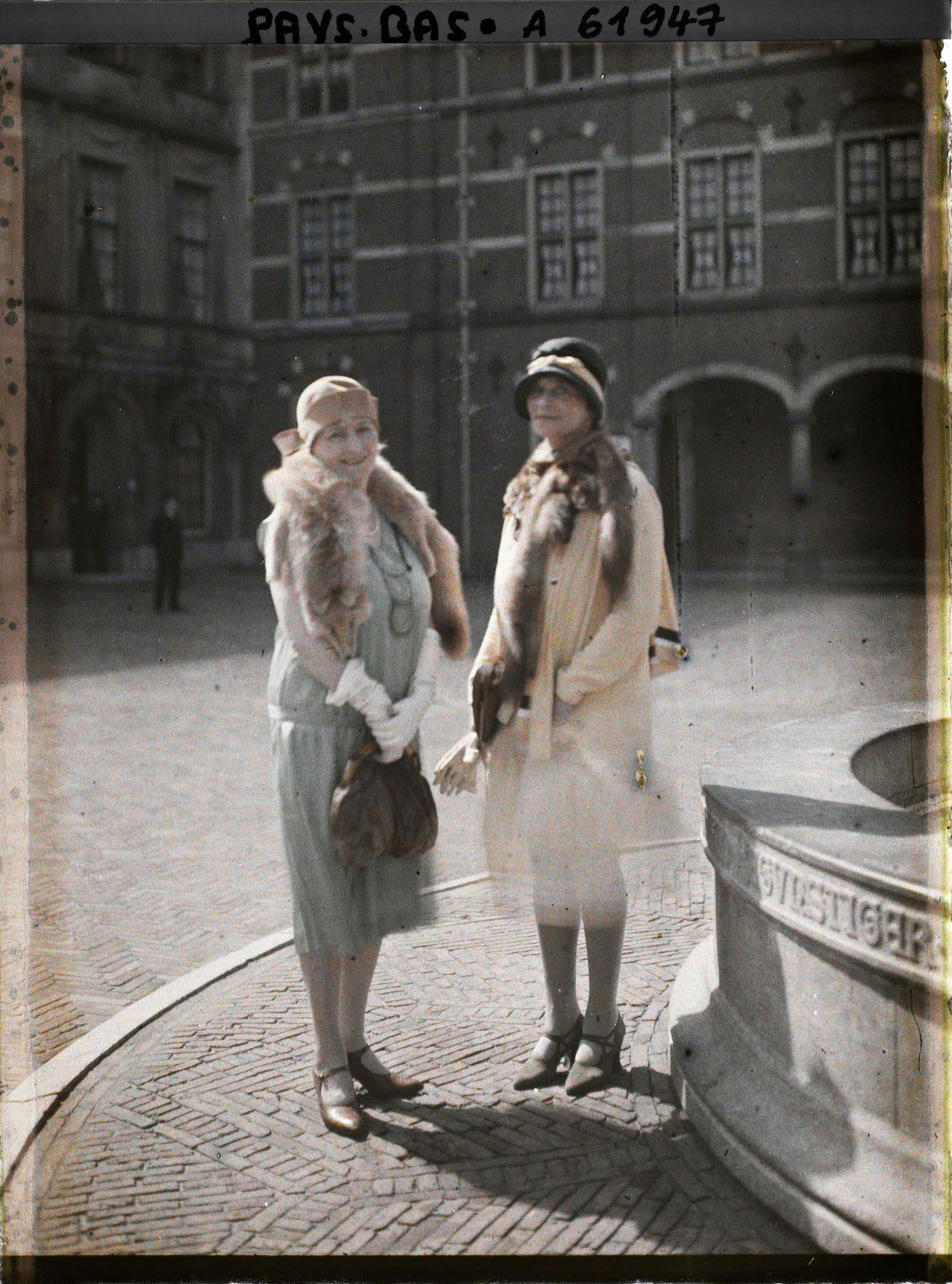 Image représentant Madame de Gubernatis en compagnie d'une amie dans la cour du Binnenhof