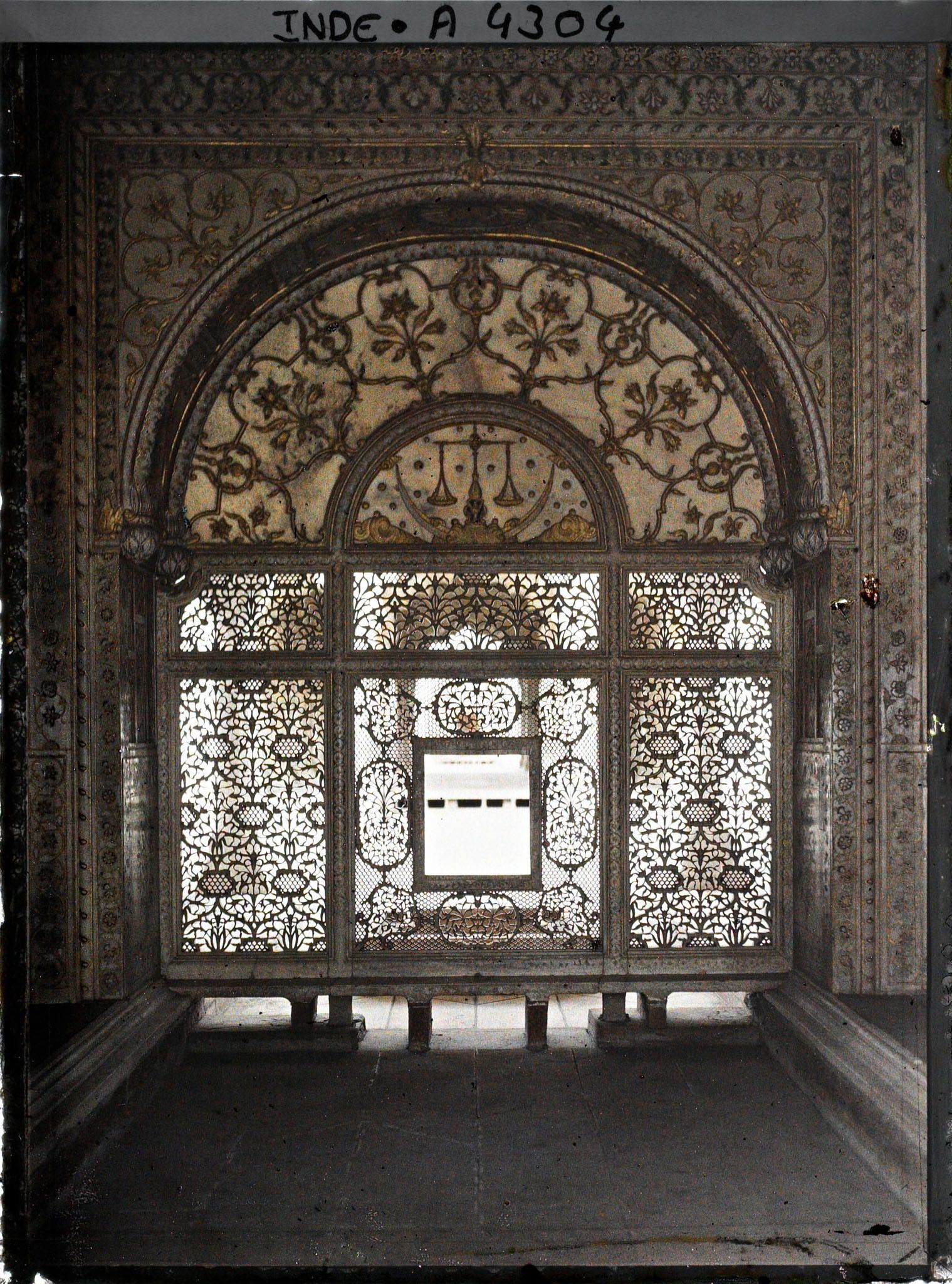 Image représentant Ecran de marbre ajouré (jali) surmonté d'un panneau d'albâtre orné de la balance de la justice (Mizan-i-Insaf) dans le fort Rouge (Lal Qila)
