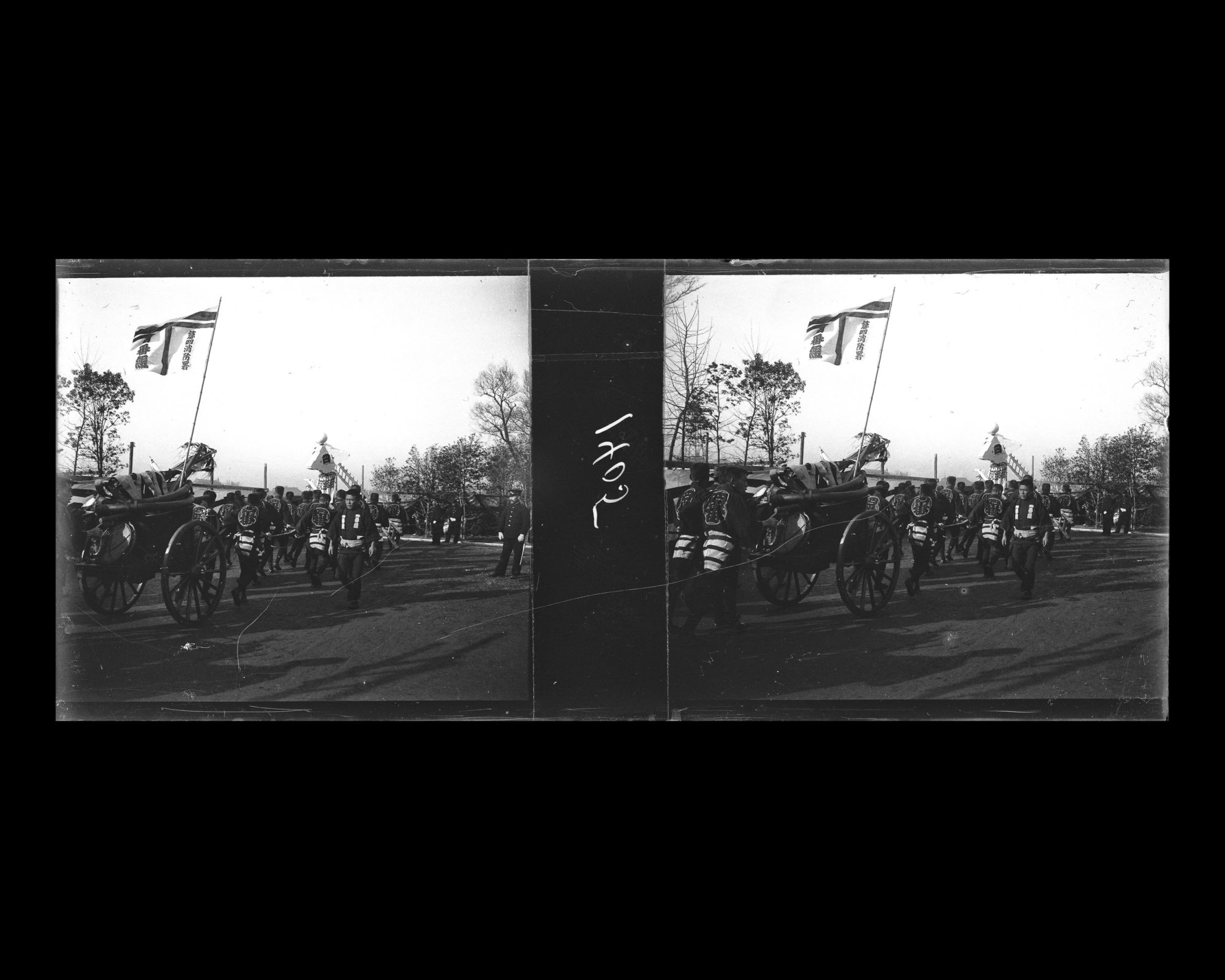 Image représentant Près du parc Hibiya, préparatifs pour la revue des pompiers