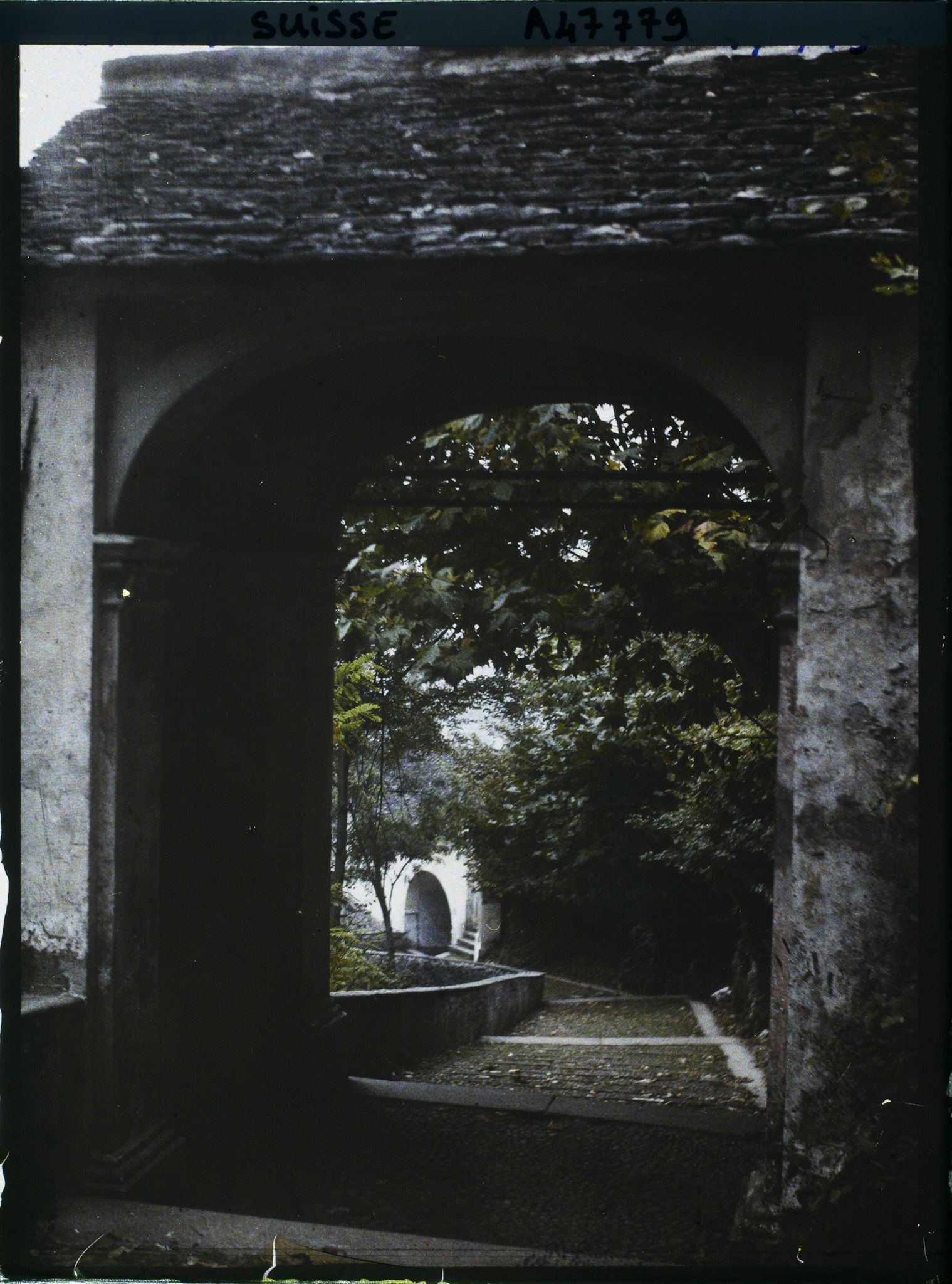 Image représentant Une porte sur la via al Sasso qui mène à la Madonna del Sasso