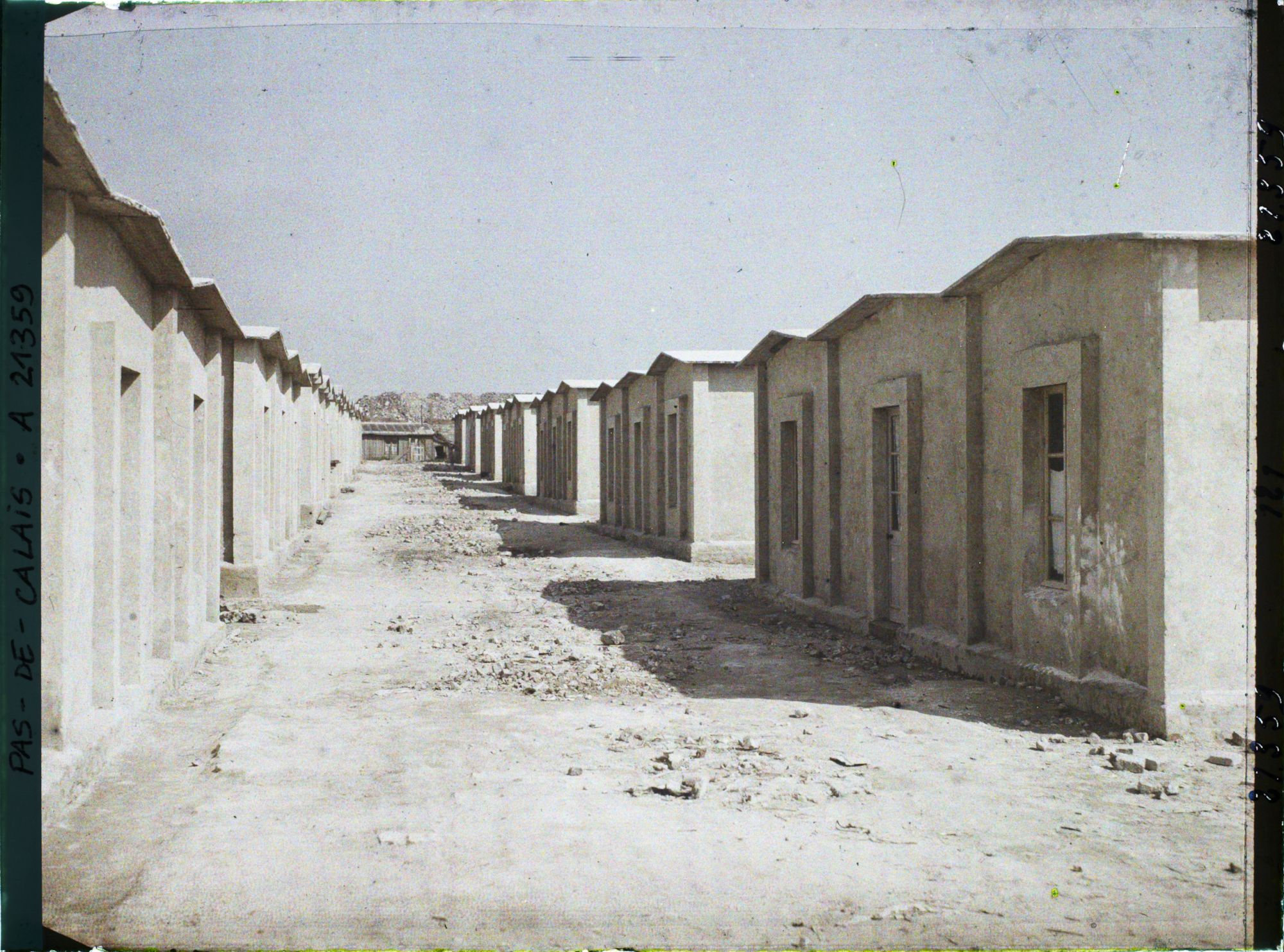 Image représentant Rue de maisons (en) ciment et planches