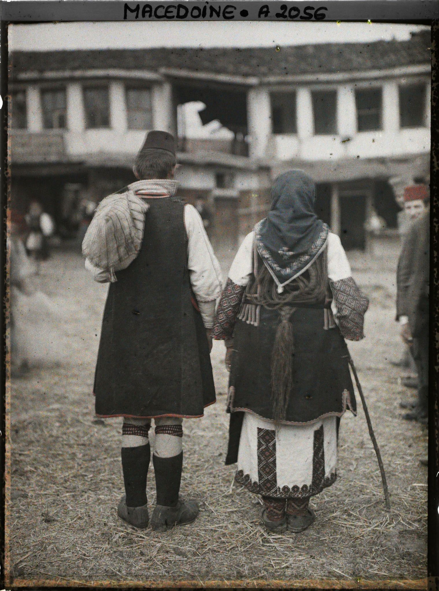 Image représentant Une villageoise bulgare et son fils, des environs de Monastir, vue de dos