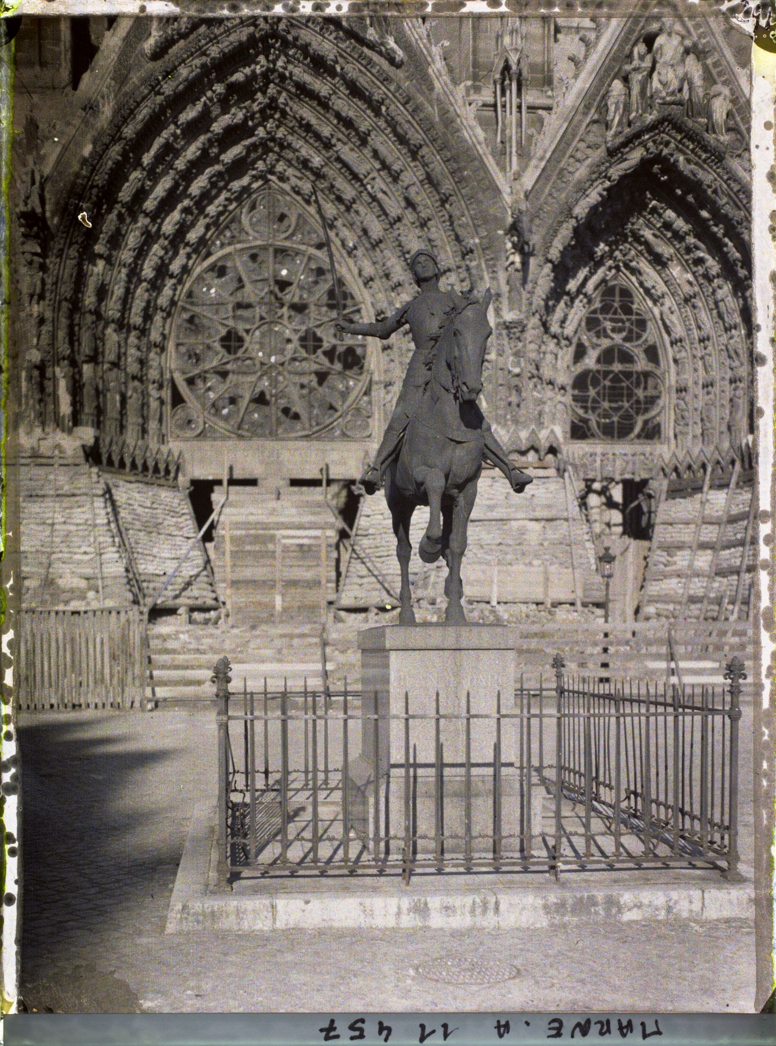 Image représentant La statue de Jeanne d'Arc sur le parvis de la cathédrale