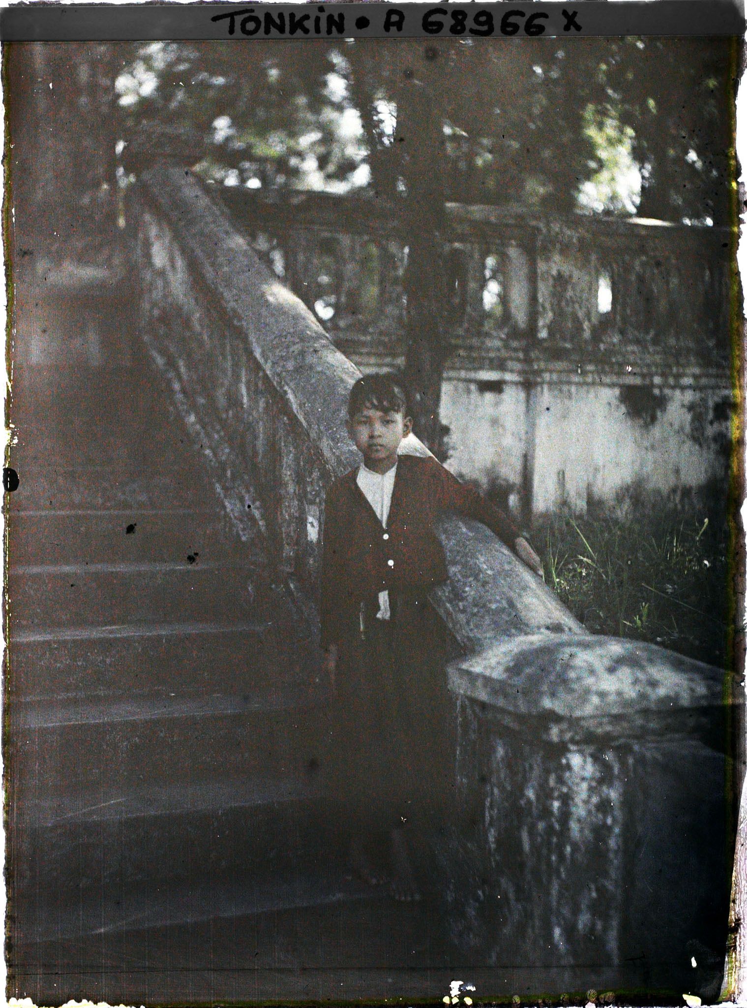 Image représentant Une fillette assise en bas d'un escalier