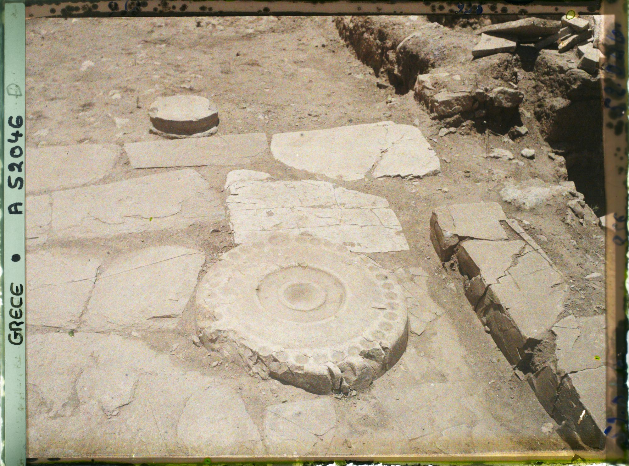 Image représentant Dans l'angle sud-ouest de la cour centrale, l'autel circulaire en pierre (ou table à libations) - gros plan -