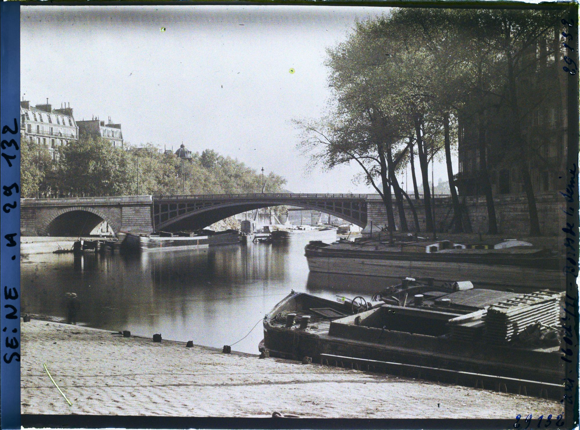 Image représentant Le pont de Sully et la pointe de l'île Saint-Louis depuis le quai des Célestins
