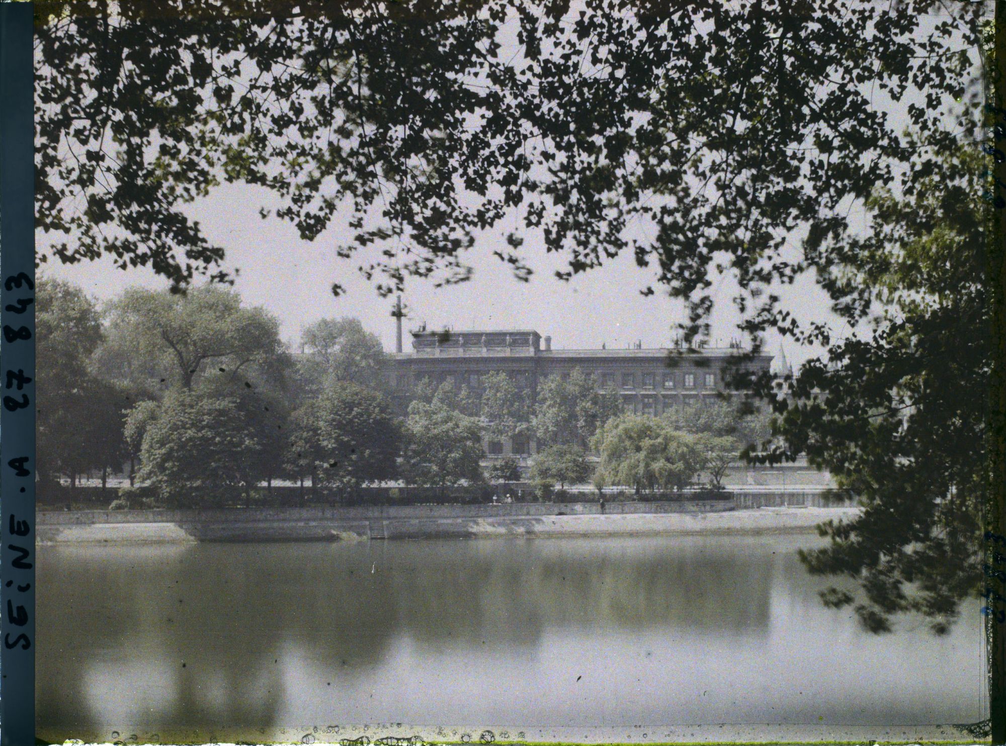 Image représentant La monnaie de Paris vue du port du Louvre