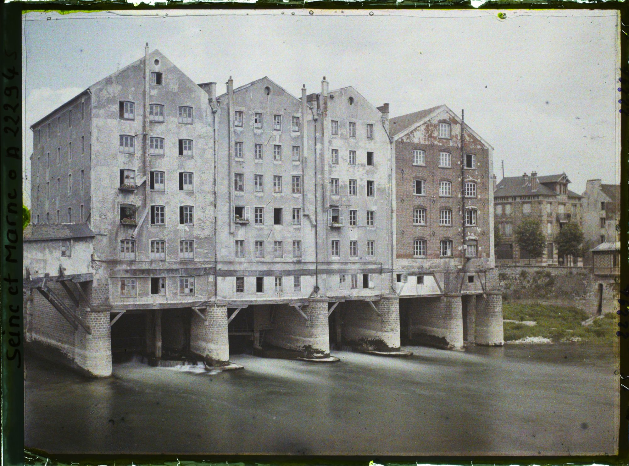 Image représentant Les quatre moulins subsistant sur la Marne, vue prise en aval