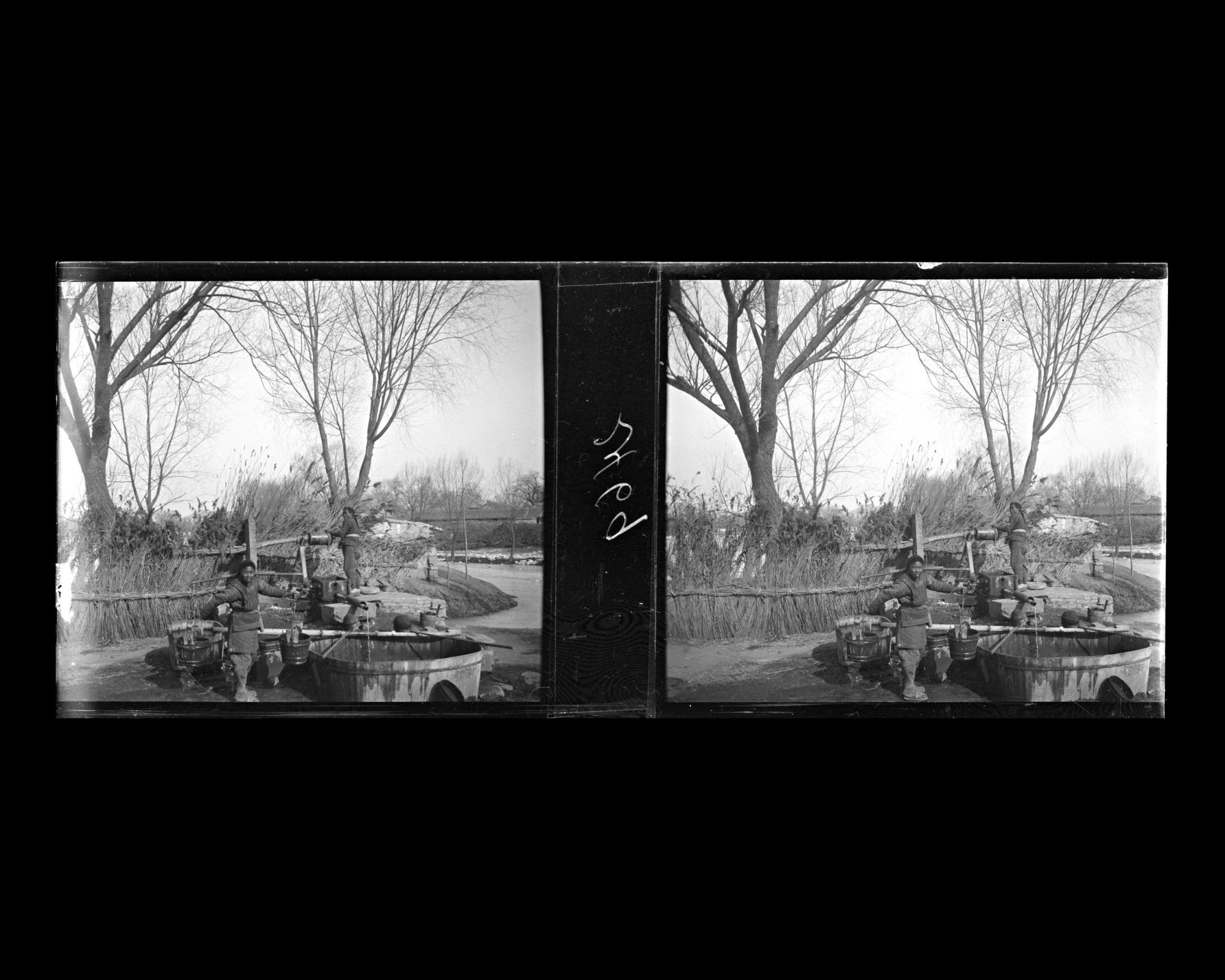 Image représentant Un porteur d'eau venu se ravitailler à un puits sur la rive est du Qianhai ("lac Antérieur") dans le quartier du Shishahai ("lac des Dix Monastères")
