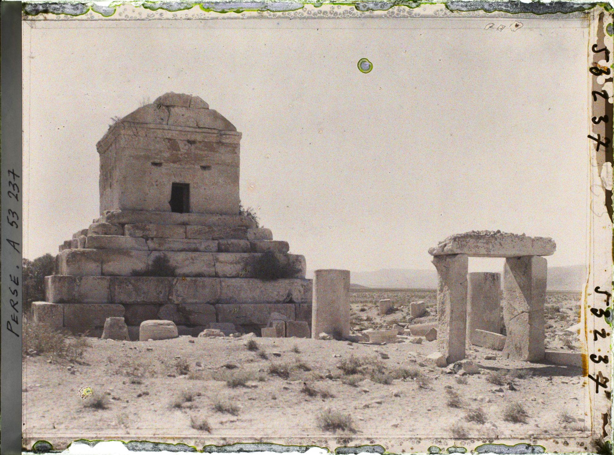 Image représentant Le tombeau de Cyrus II (vers 530 avant JC.), la porte de l'enceinte