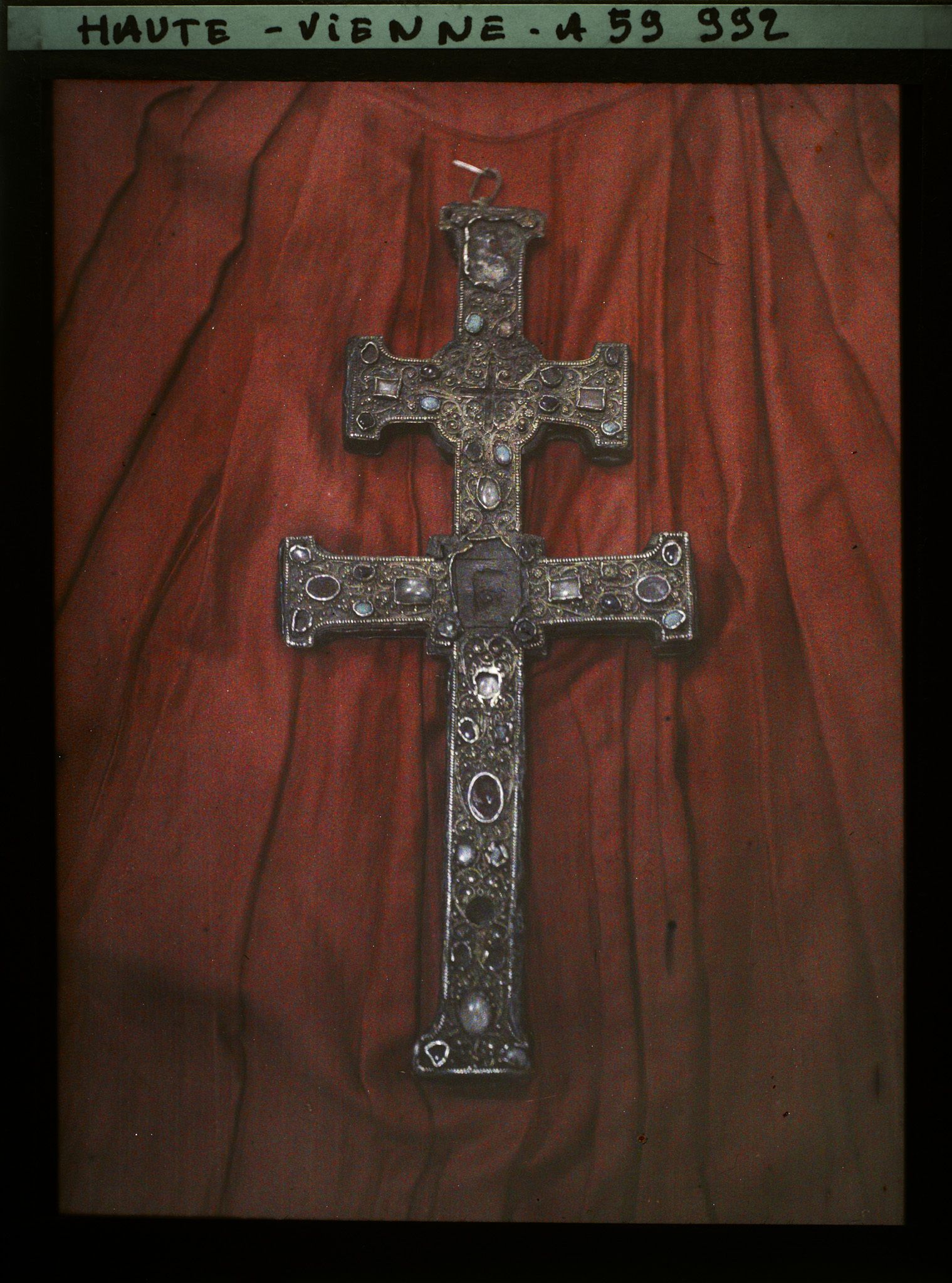 Image représentant Croix-reliquaire à double traverse de la fin du XIIe ou du début du XIIIe siècle