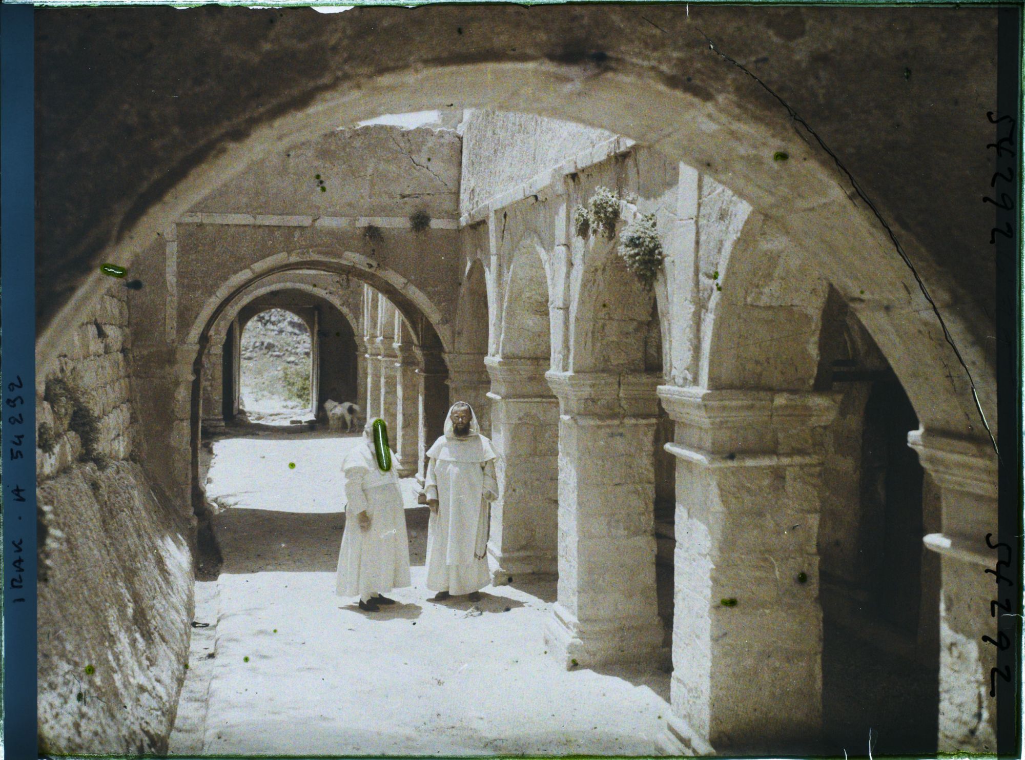Image représentant Monseigneur Berré avec un moine dominicain dans le cloître du couvent