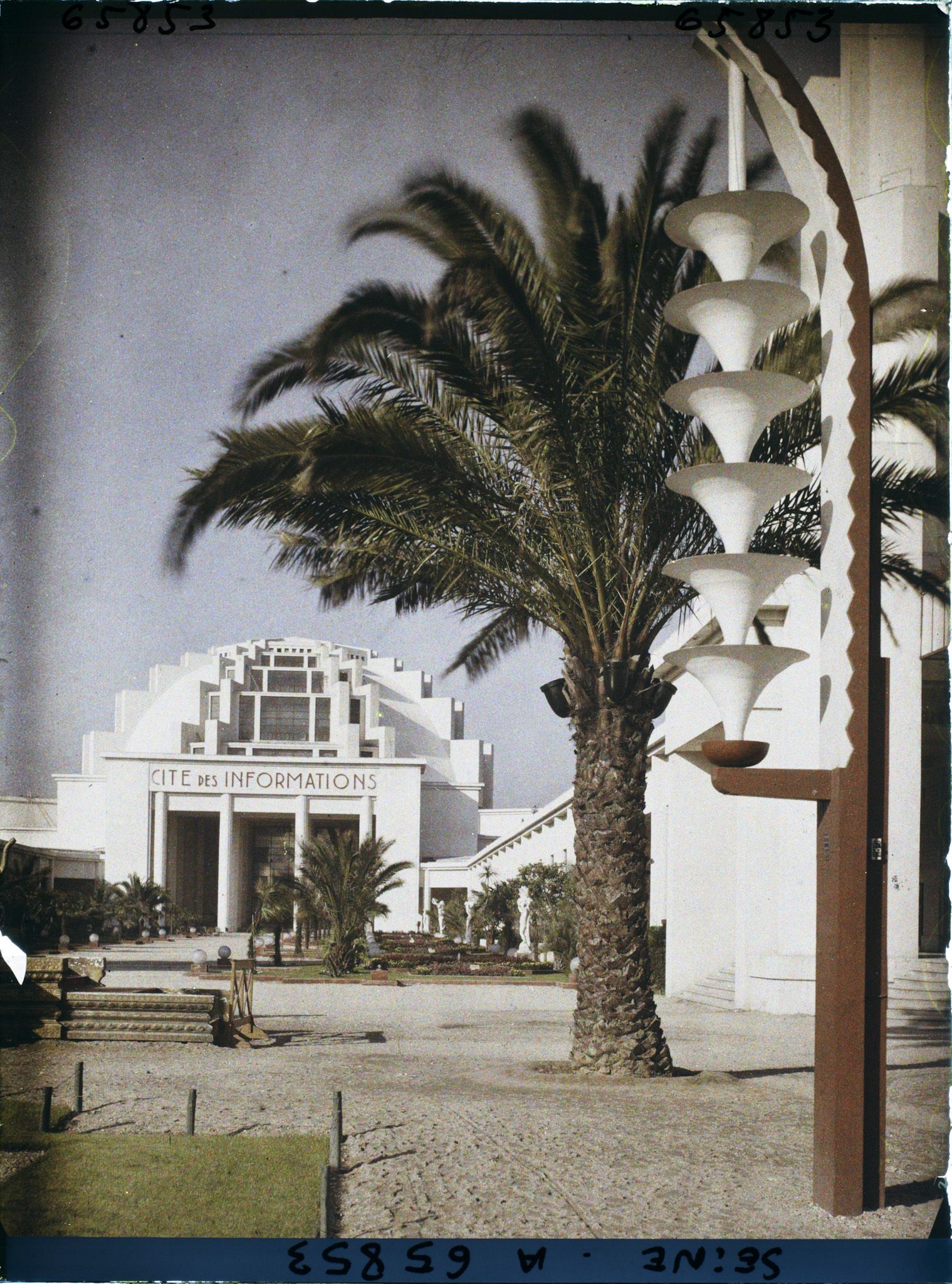 Image représentant L'Exposition Coloniale Internationale de 1931, la Cité des Informations, vue vers le pavillon central