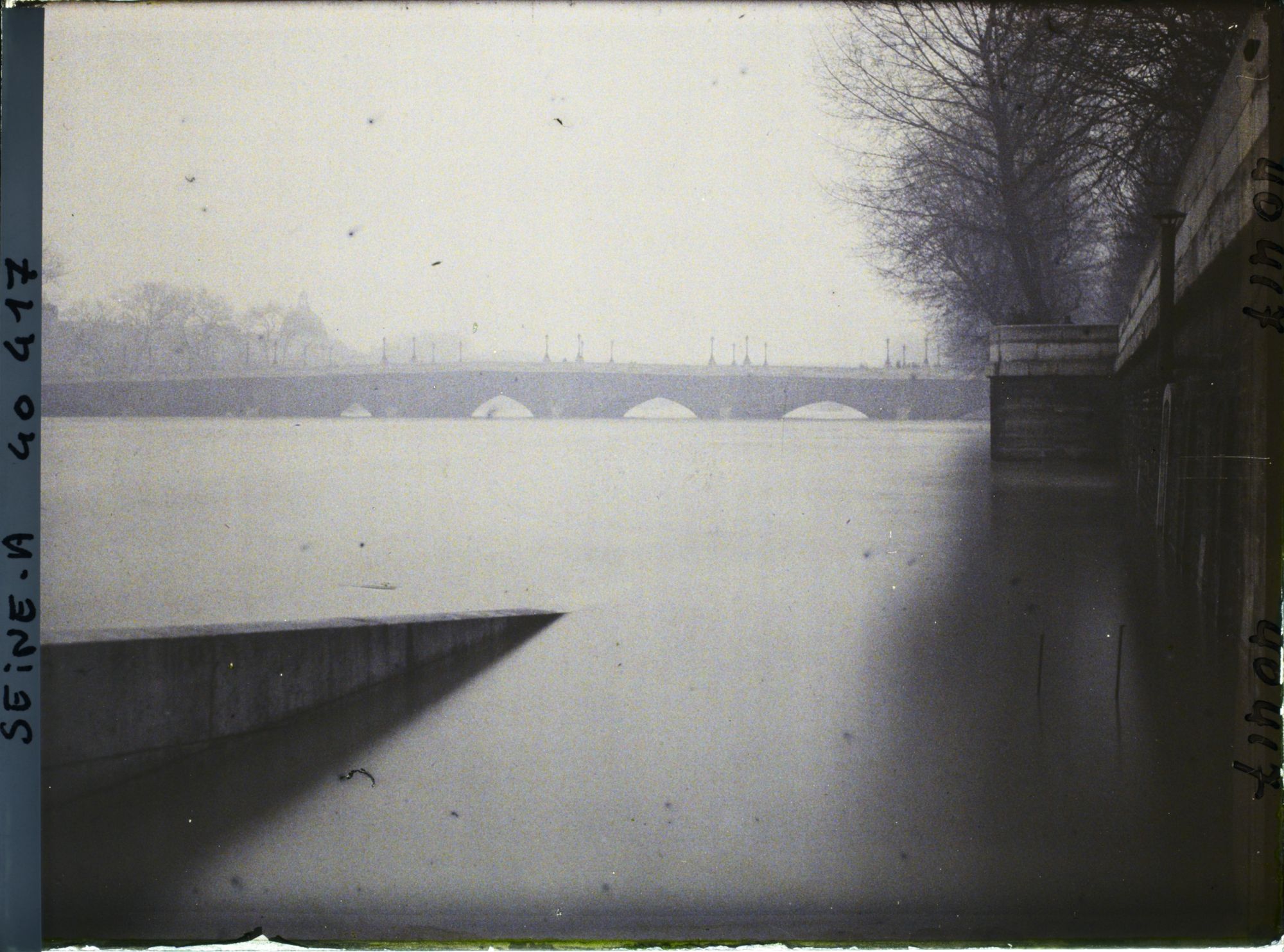 Image représentant La crue de la Seine au Pont-Neuf depuis la berge de la rive droite (actuelle voie Georges-Pompidou)