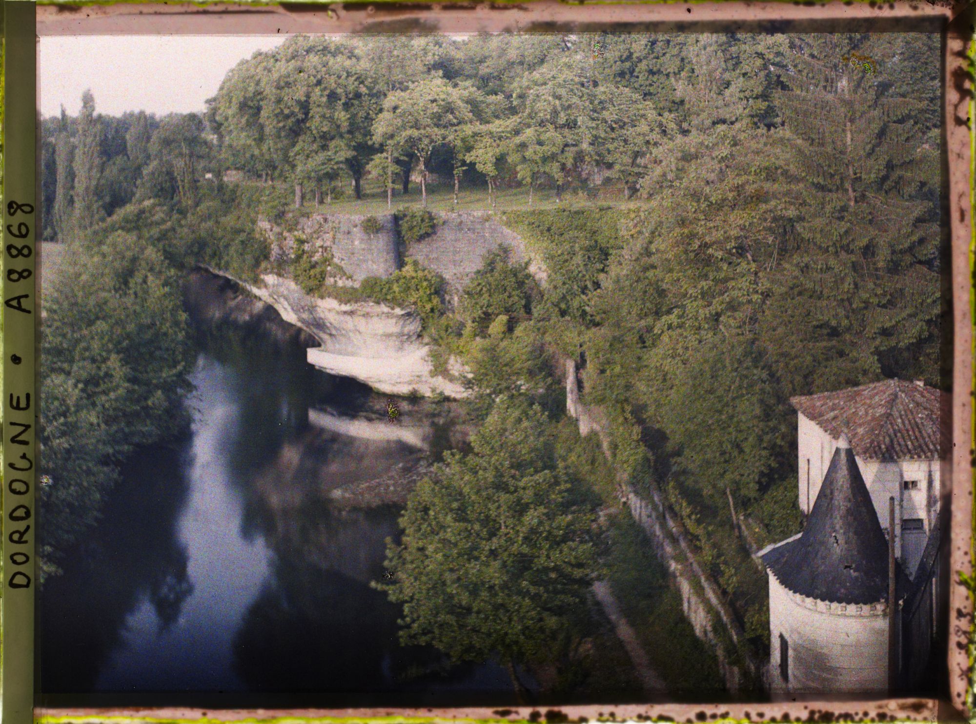 Image représentant France, Bourdeilles, Vue près du château sur la Dronne, la corniche blanche