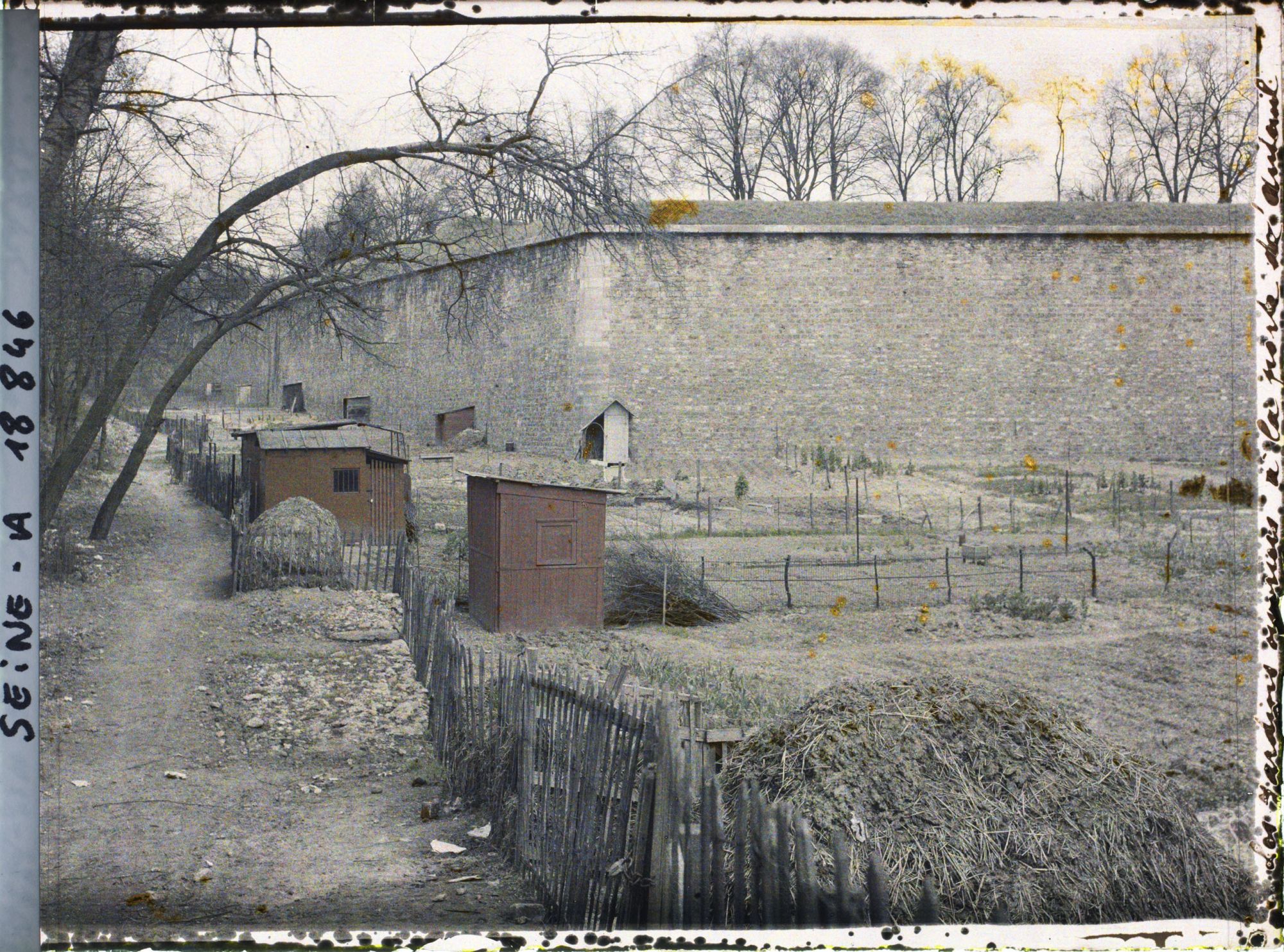 Image représentant Les jardins ouvriers aux pieds des fortifications, à la porte d'Auteuil