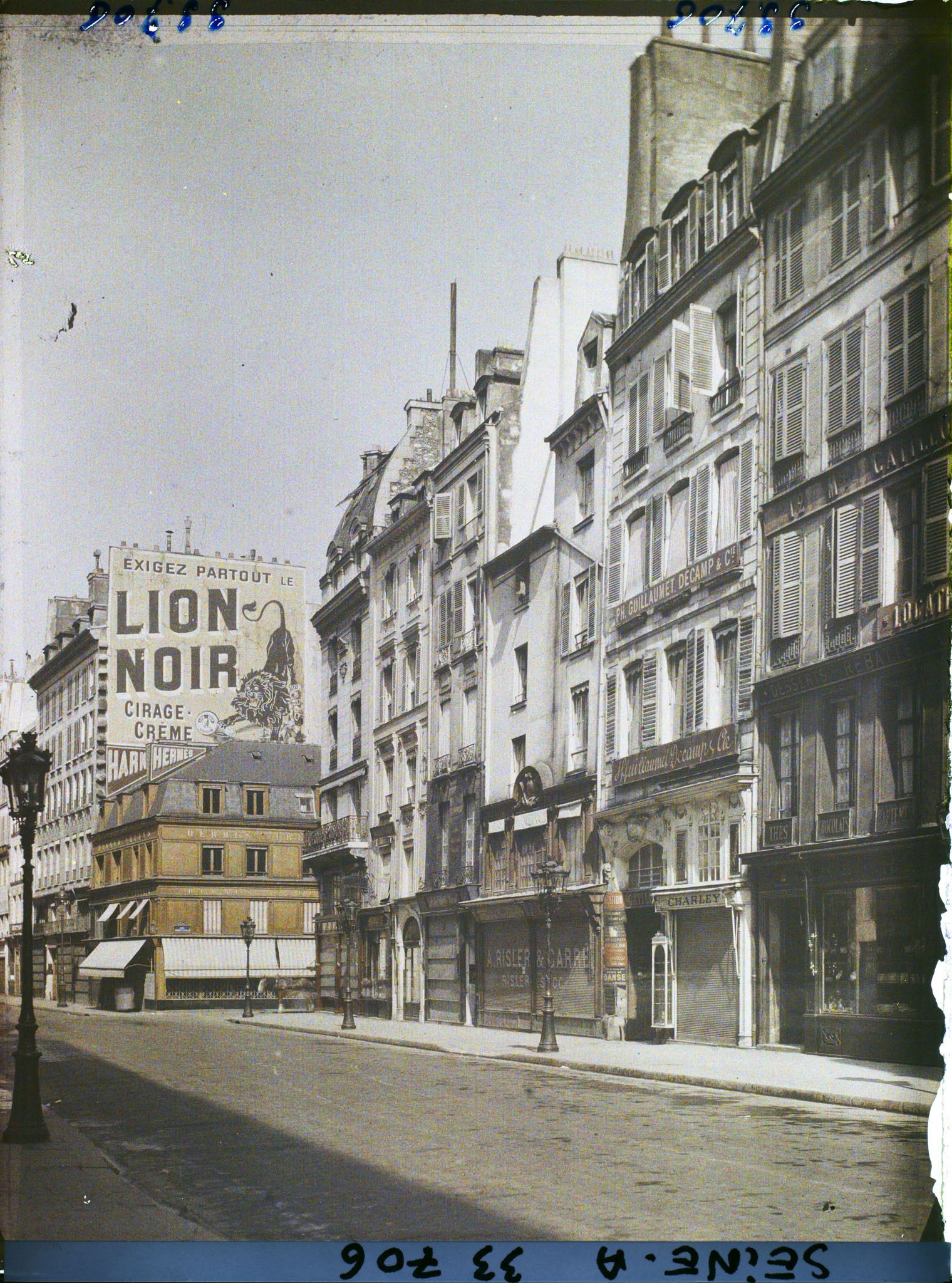 Image représentant La rue du Faubourg Saint-Honoré au niveau du numéro 14