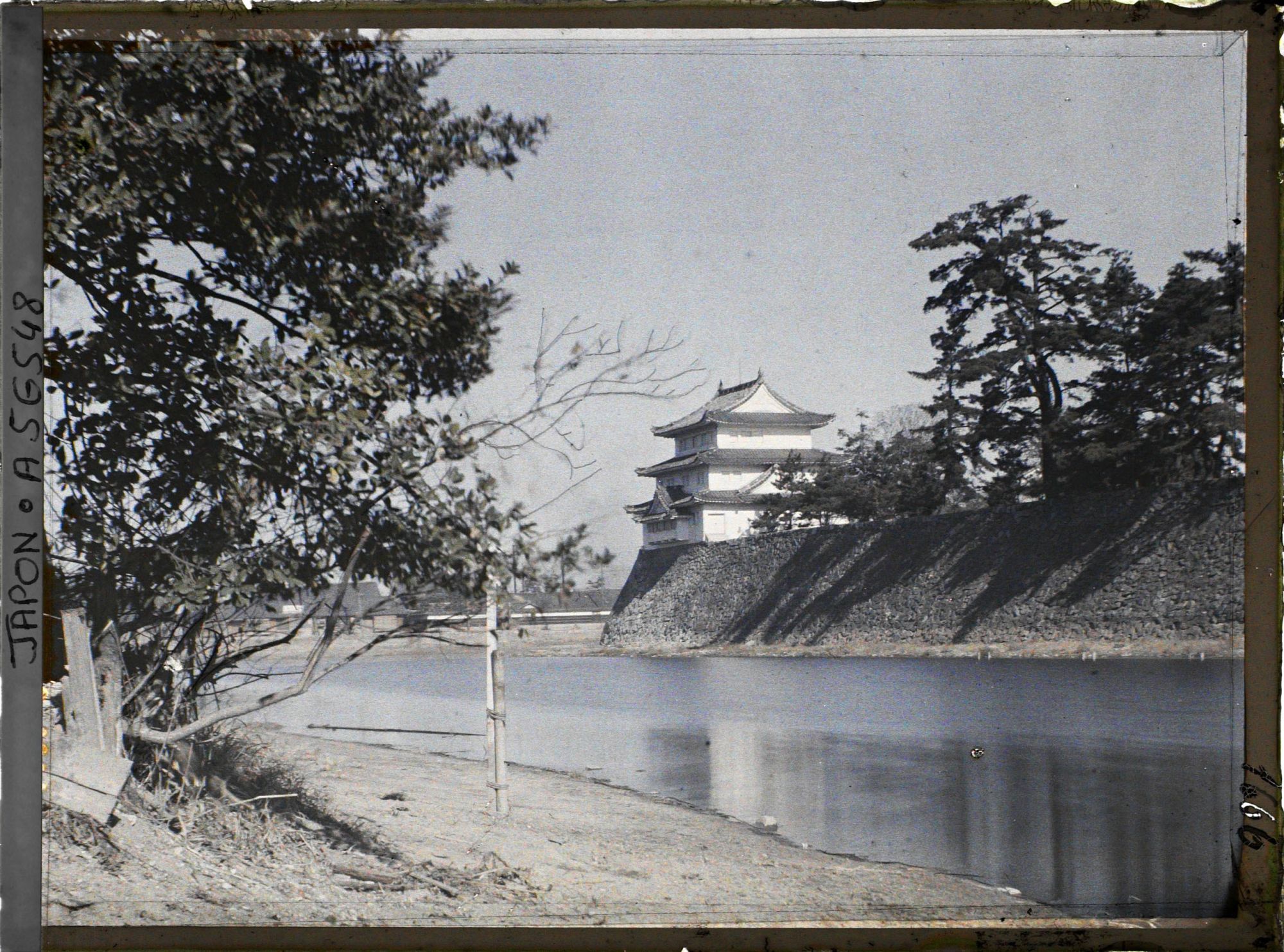 Image représentant Vue du château de Nagoya (Nagoya-jôshi) : le fossé extérieur (Soto-bori) et la tour nord-ouest des remparts.