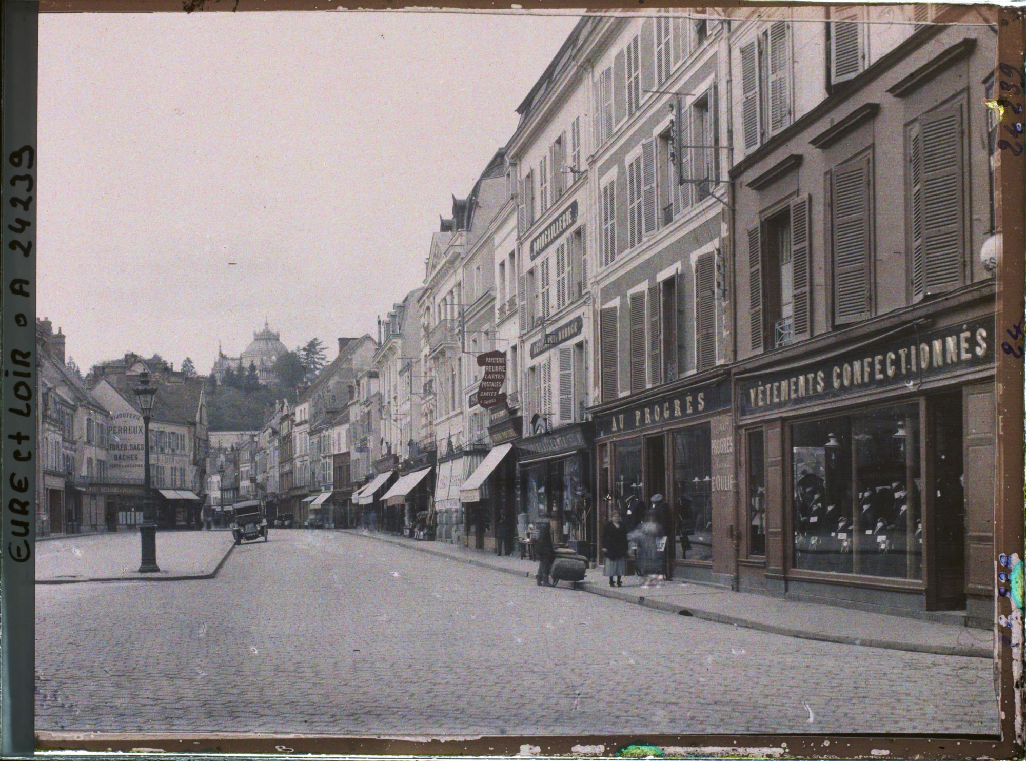 Image représentant L'actuelle Grande Rue Maurice Viollette, avec au second plan la chapelle Saint-Louis