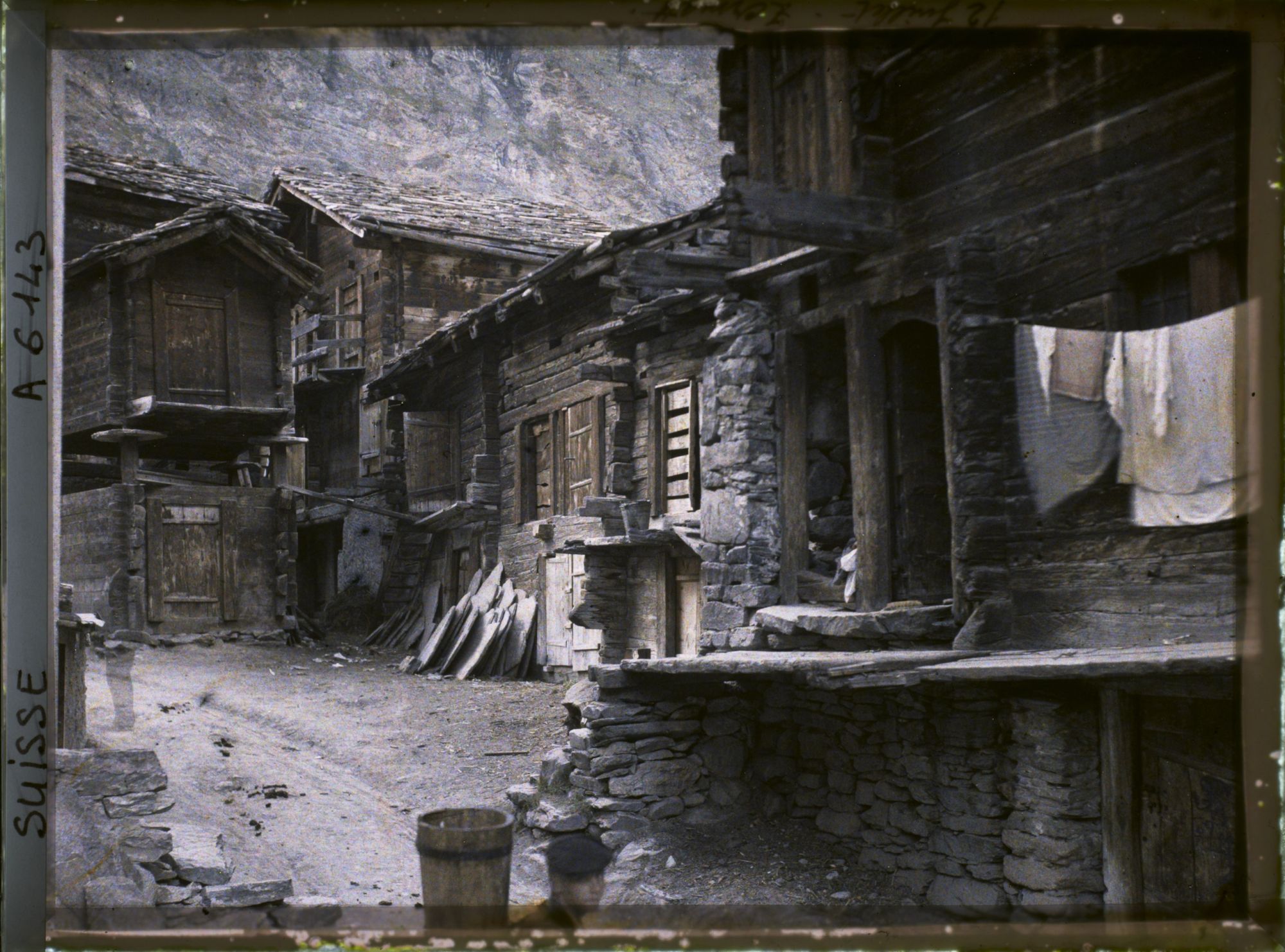 Image représentant Une rue et des mazots à Zermatt