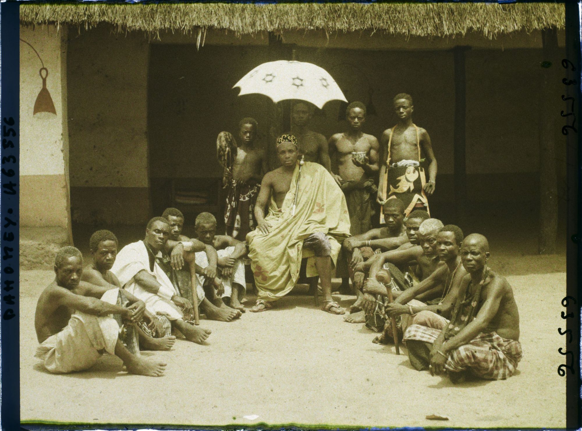 Image représentant Le chef Zodéougan entouré de sa cour