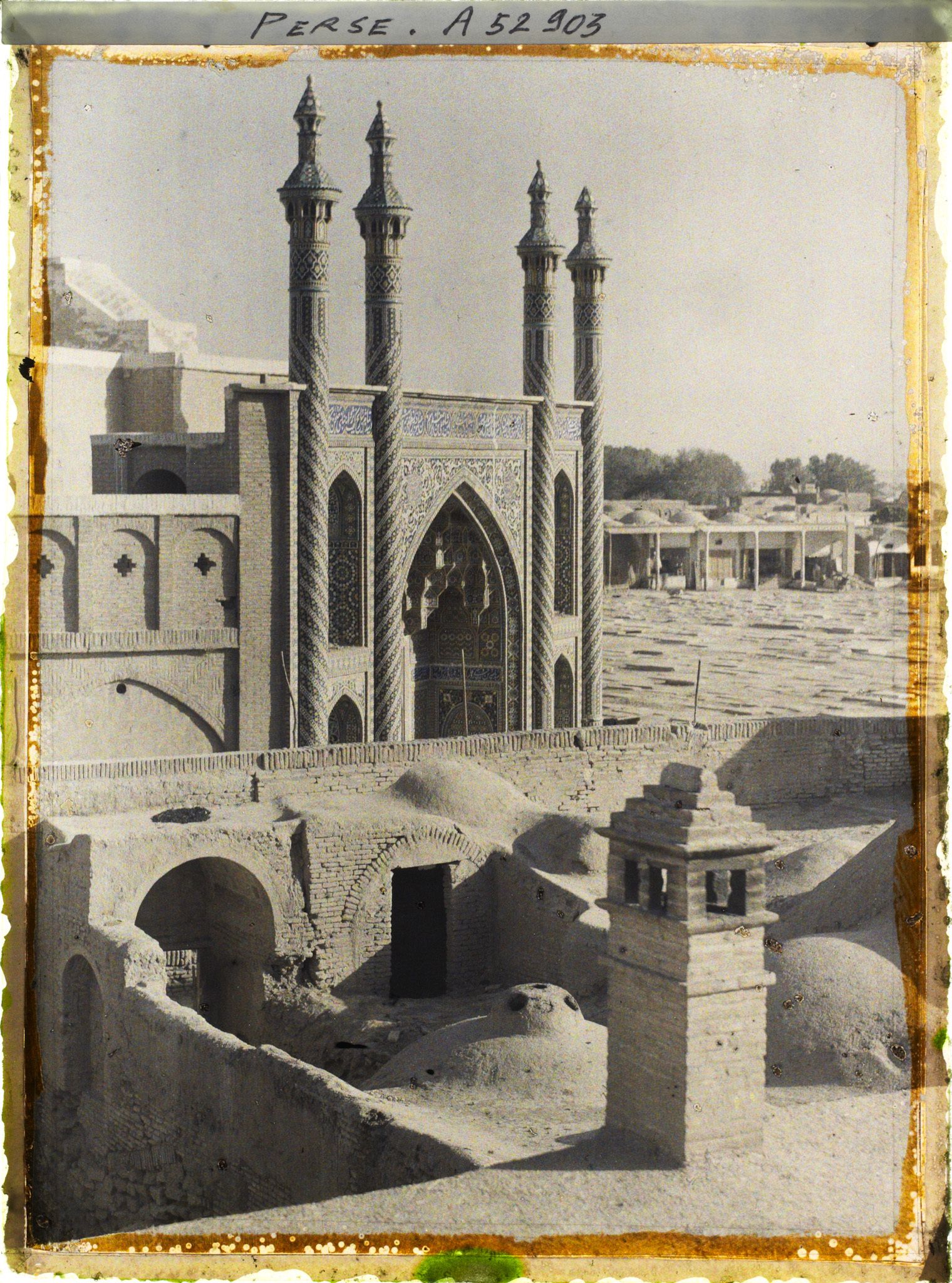 Image représentant Une des portes du sanctuaire de Fatima Masoumeh