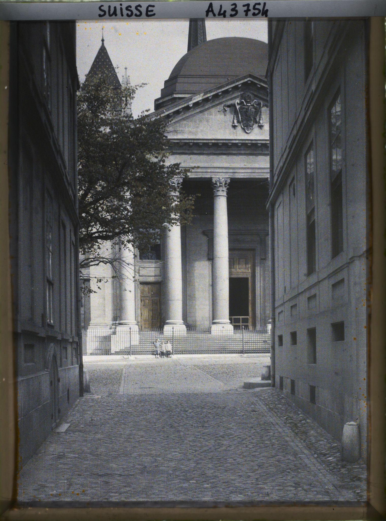 Image représentant Le porche d'entrée de la cathédrale Saint-Pierre
