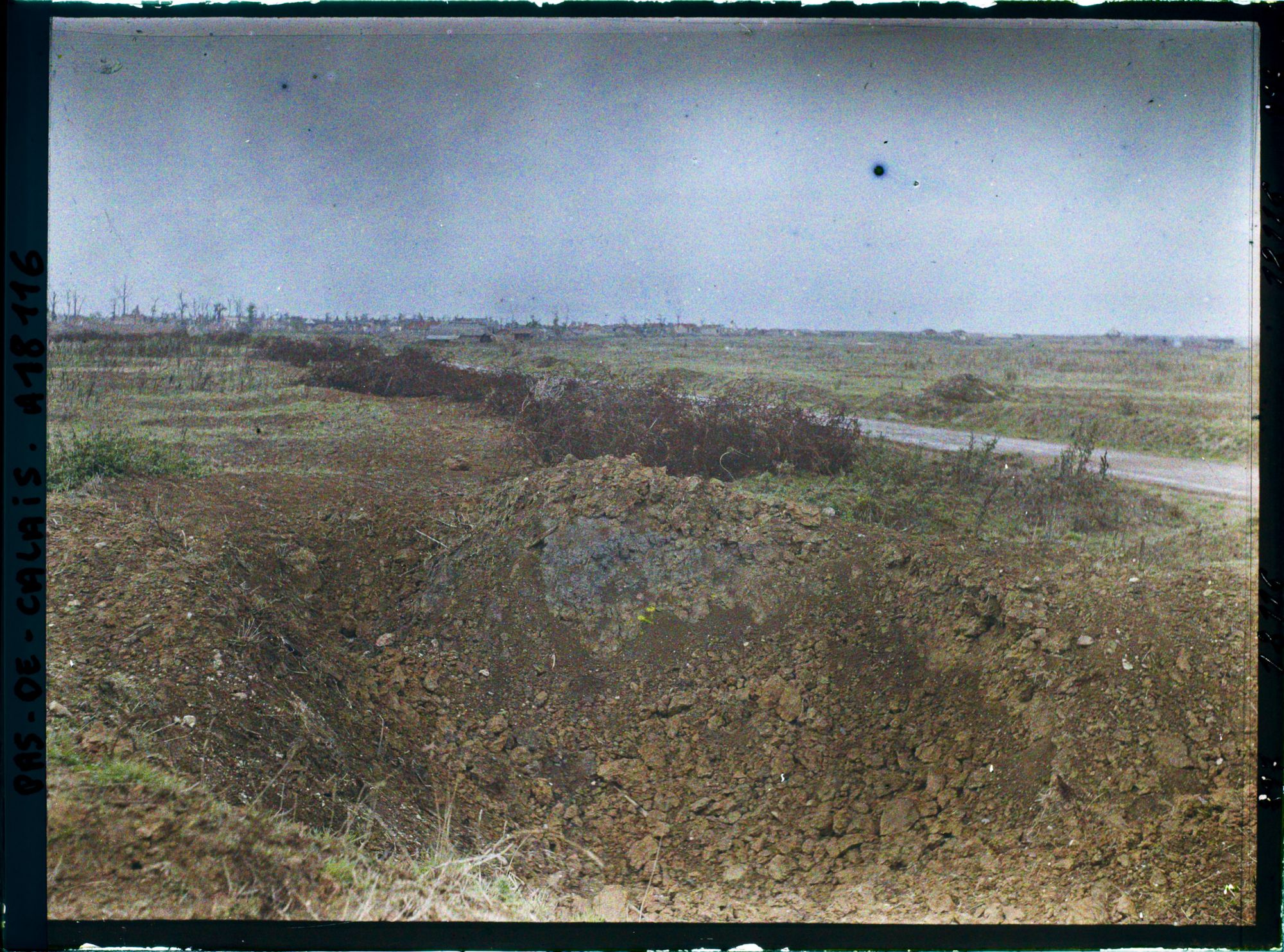Image représentant France, Méricourt, Trou de marmite, fil de fer renversé sur le bord de la route