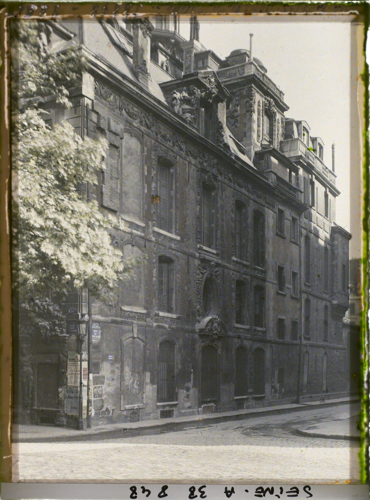 Image représentant L'hôtel de Fieubet à l'angle du quai des Célestins et de la rue du Petit-Musc