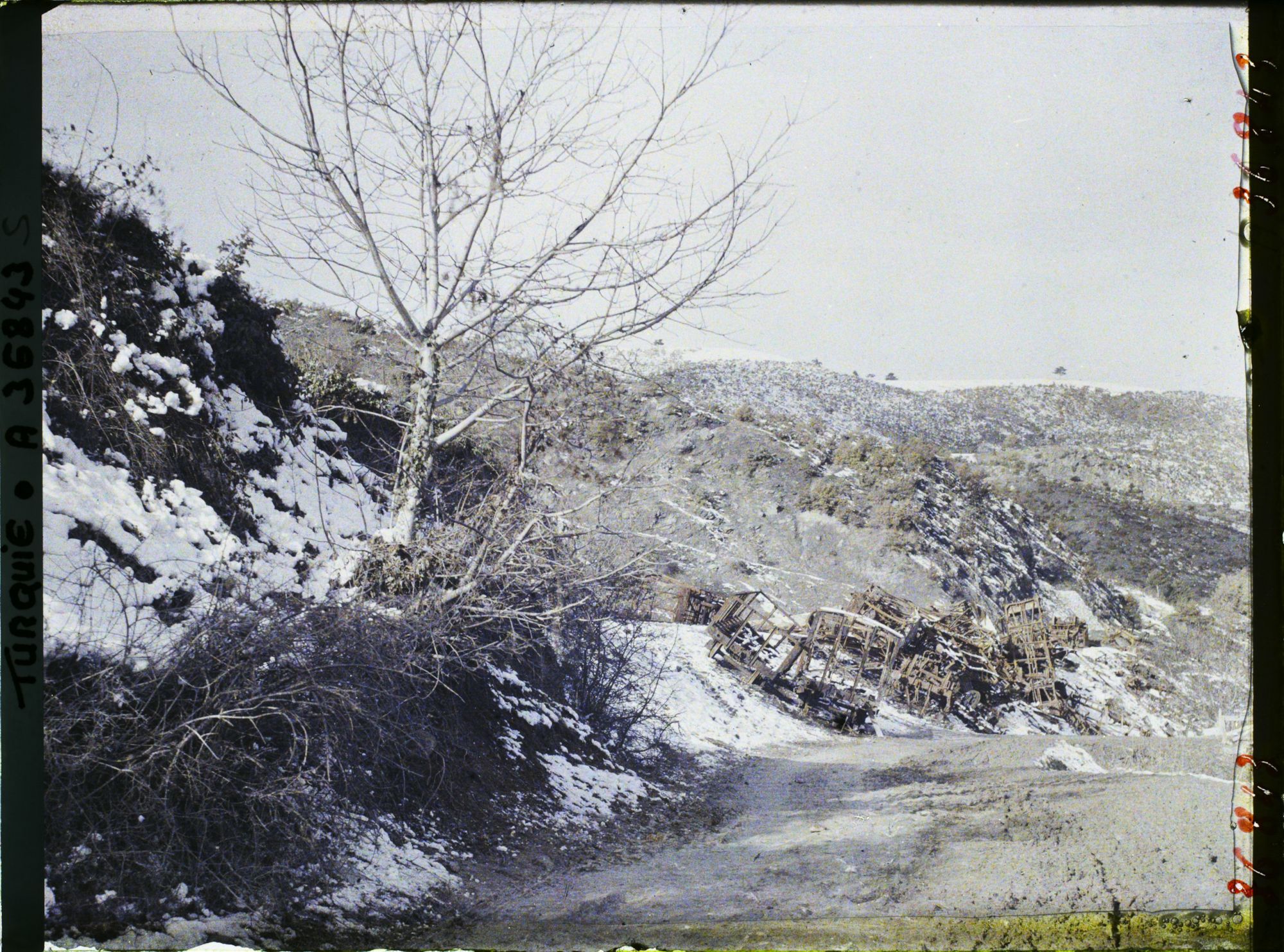 Image représentant Turquie, Entre Karakeui et Biledjik, Wagons précipités sur la route