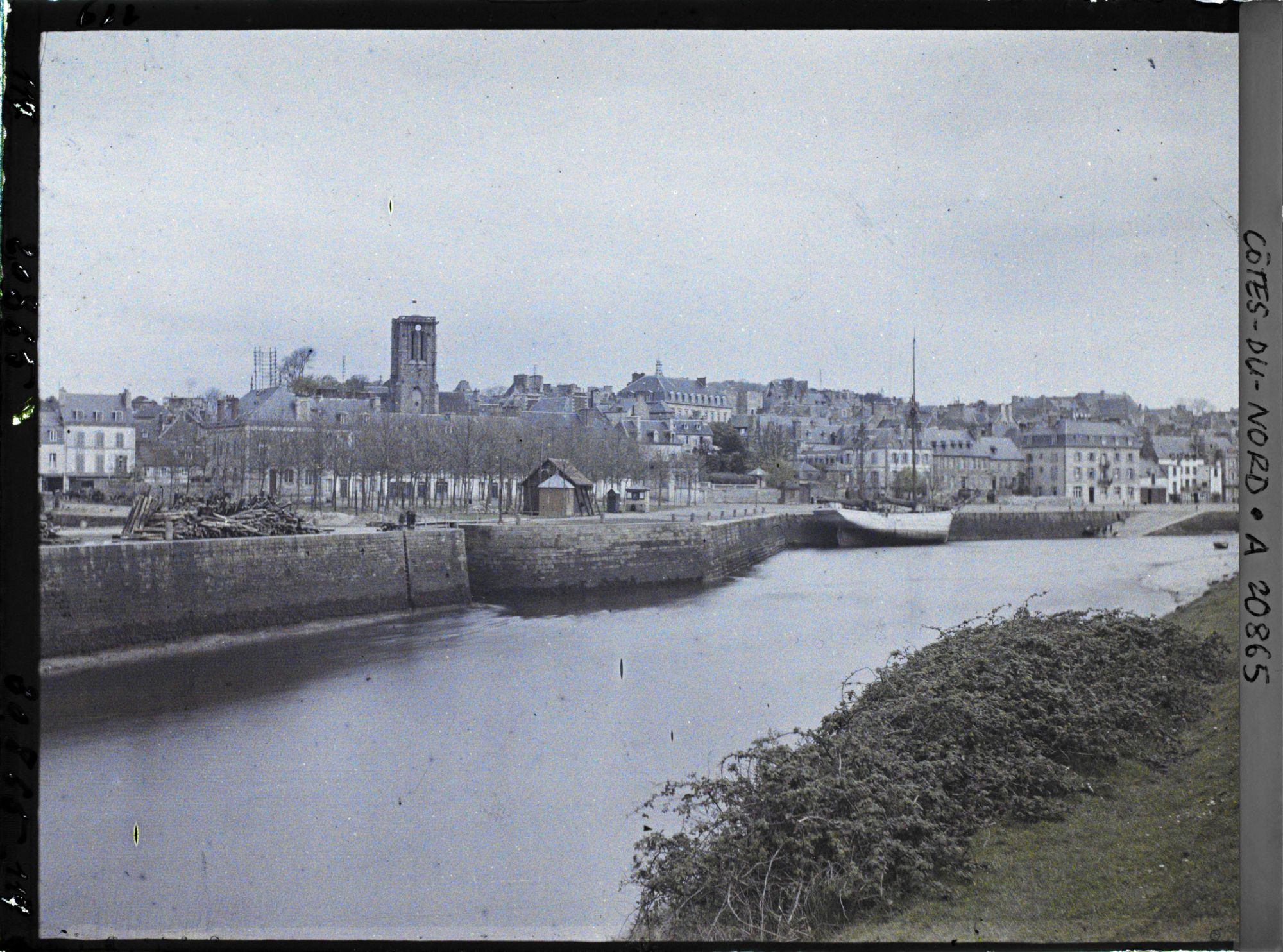 Image représentant Les bords du Léguer, vue prise du pont de Viarmes