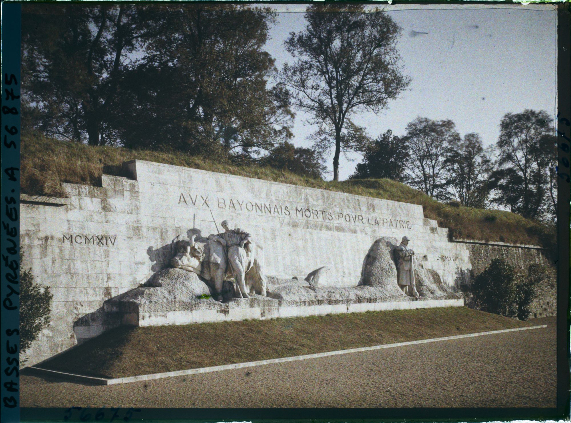 Image représentant France, Bayonne, Bayonne - Le monument aux Morts