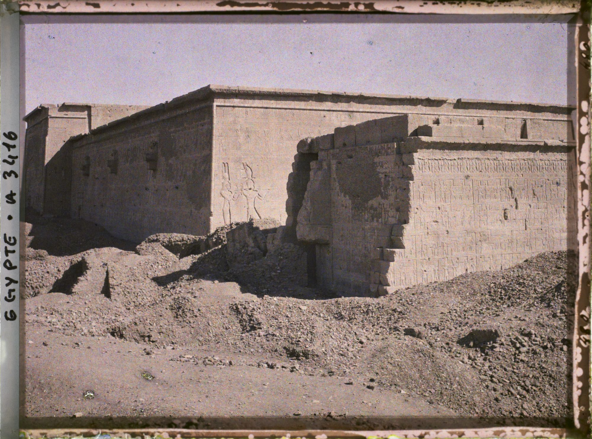 Image représentant Vue sur l'arrière du temple d'Hathor encore à moitié enseveli