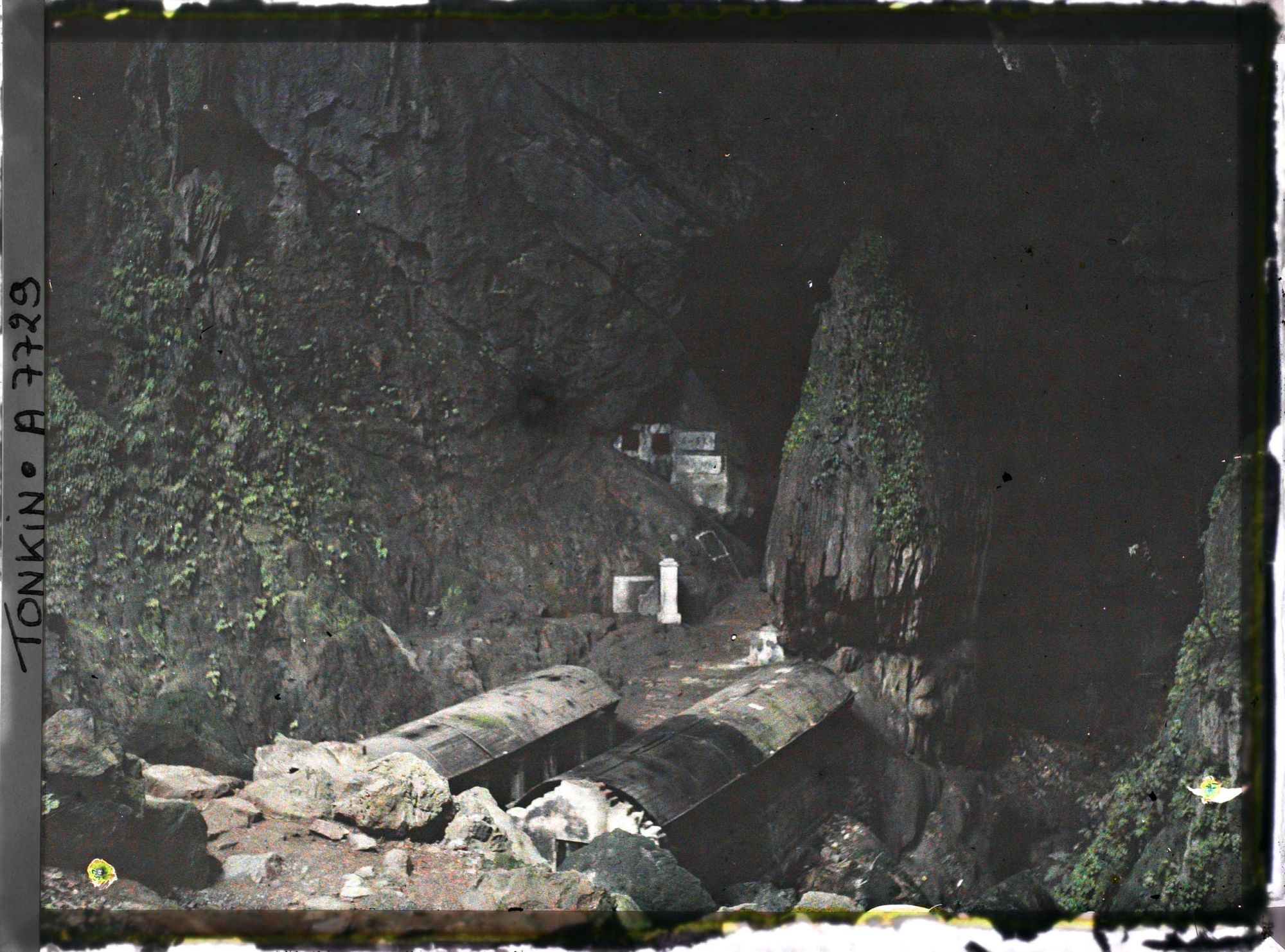 Image représentant L'entrée de la grotte d'un des sanctuaires rupestres bouddhiques du massif de Hu'o'ng-tich-so'n (" Pagode de l'Empreinte Parfumée ")