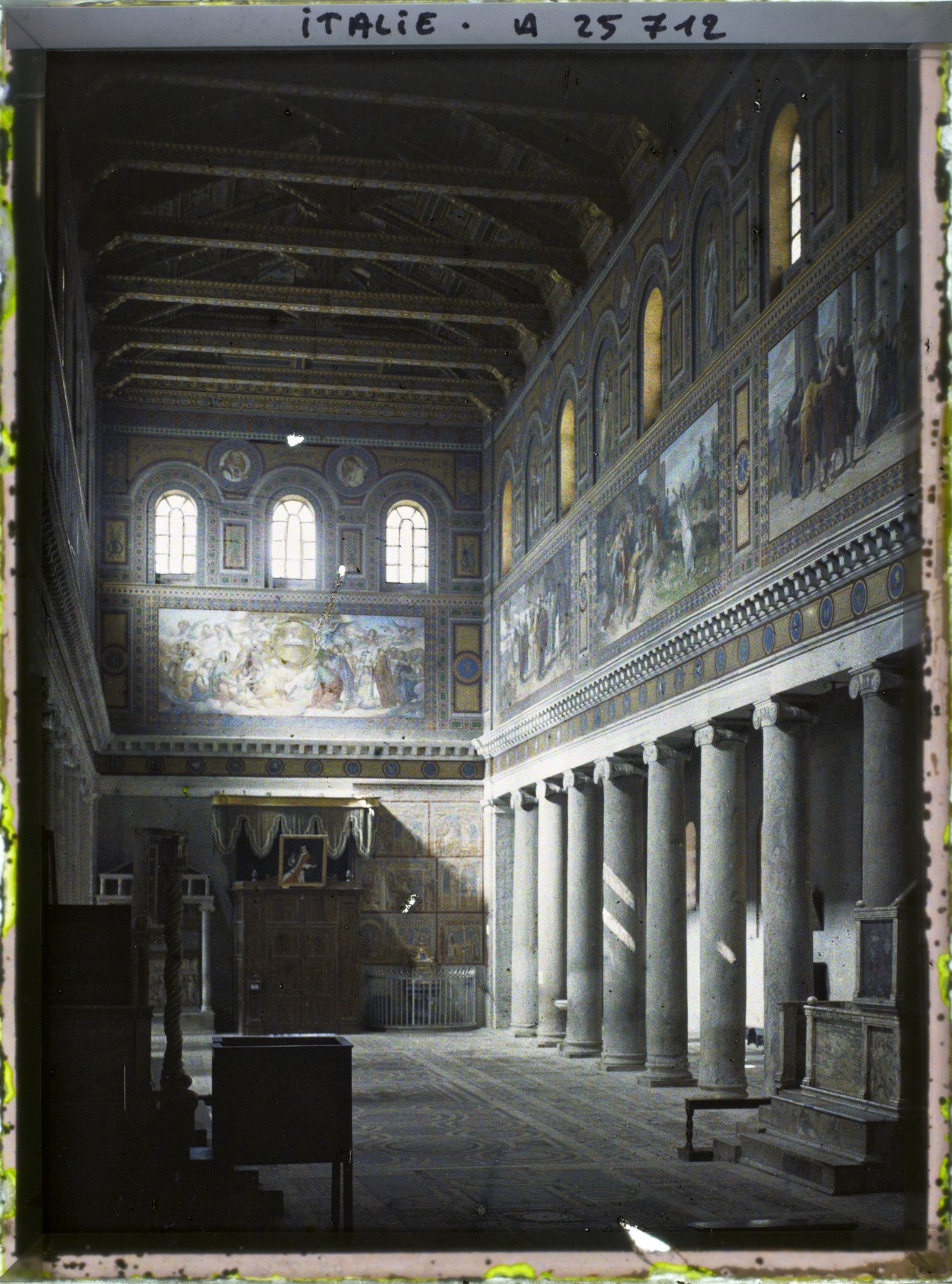 Image représentant Intérieur de la basilique San Lorenzo fuori le mura