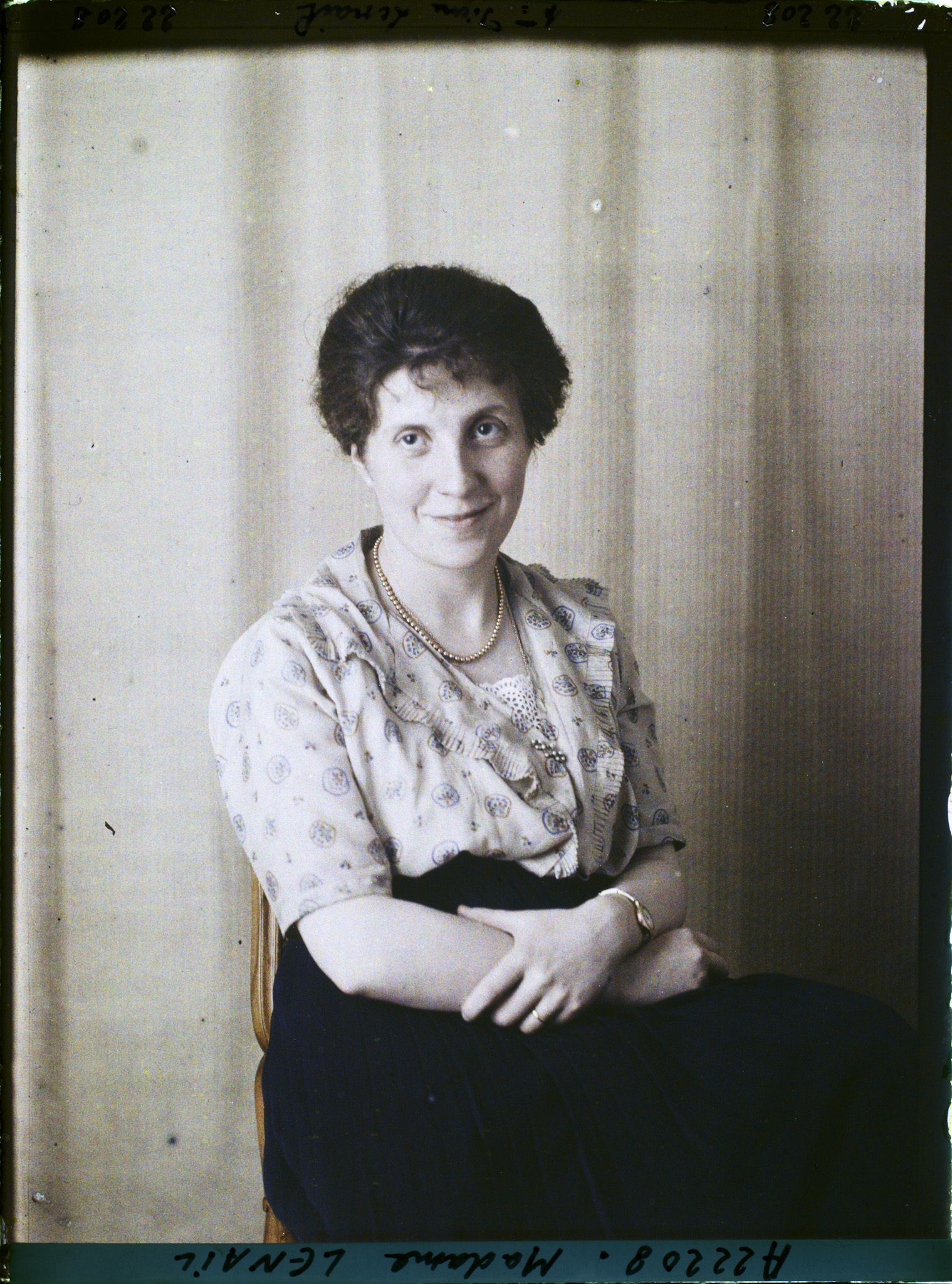 Image représentant https://musee-albert-kahn.s-museum.fr/home/NWQ2OTAwYzNmYjZlZTk1ZWQwODJmMjY4L2dlbmVyaWMtbm90aWNlLXRhYi9hdXRob3JpdHkvNjE3YTc5ZjVjZjhiODk2OGIzMzM3ZDIx/5d6900c3fb6ee95ed082f268/generic-notice-tab/authority/617a79ebcf8b8968b3337243 Madame Pierre Lenail