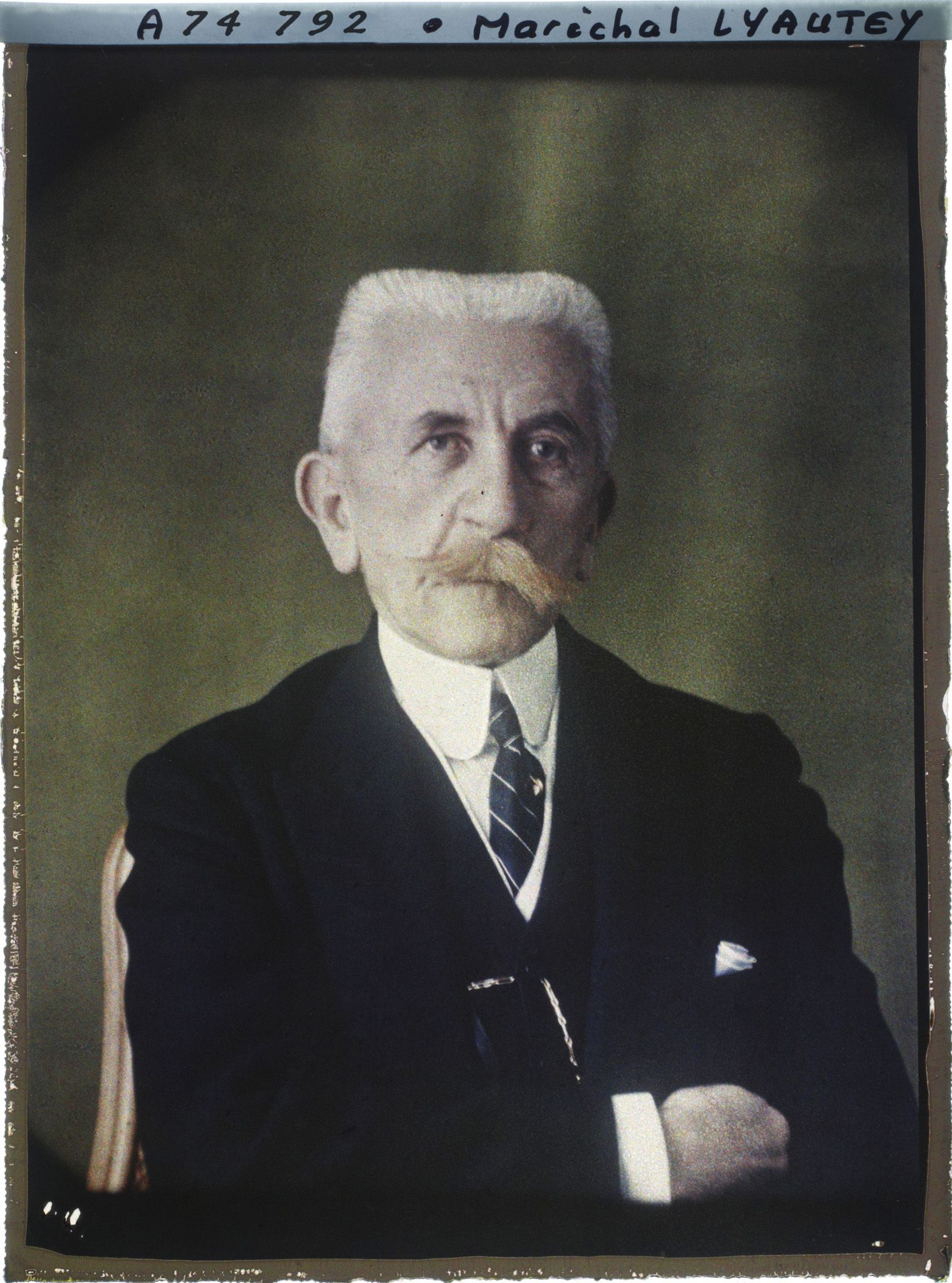 Image représentant https://musee-albert-kahn.s-museum.fr/home/NWQ2OTAwYzNmYjZlZTk1ZWQwODJmMjY4L2dlbmVyaWMtbm90aWNlLXRhYi9hdXRob3JpdHkvNjE3YTc5ZjVjZjhiODk2OGIzMzM3ZDIx/5d6900c3fb6ee95ed082f268/generic-notice-tab/authority/617a79ebcf8b8968b333665d Le Maréchal Hubert Lyautey