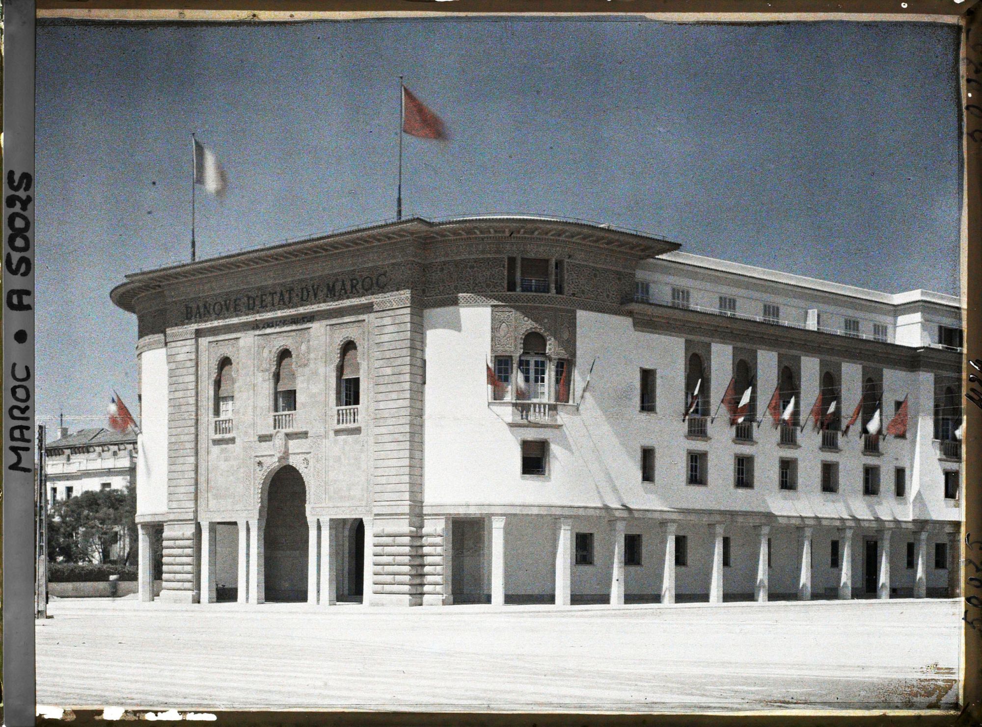Image représentant La banque d'État du Maroc sur l'avenue du Dar el-Makhzen