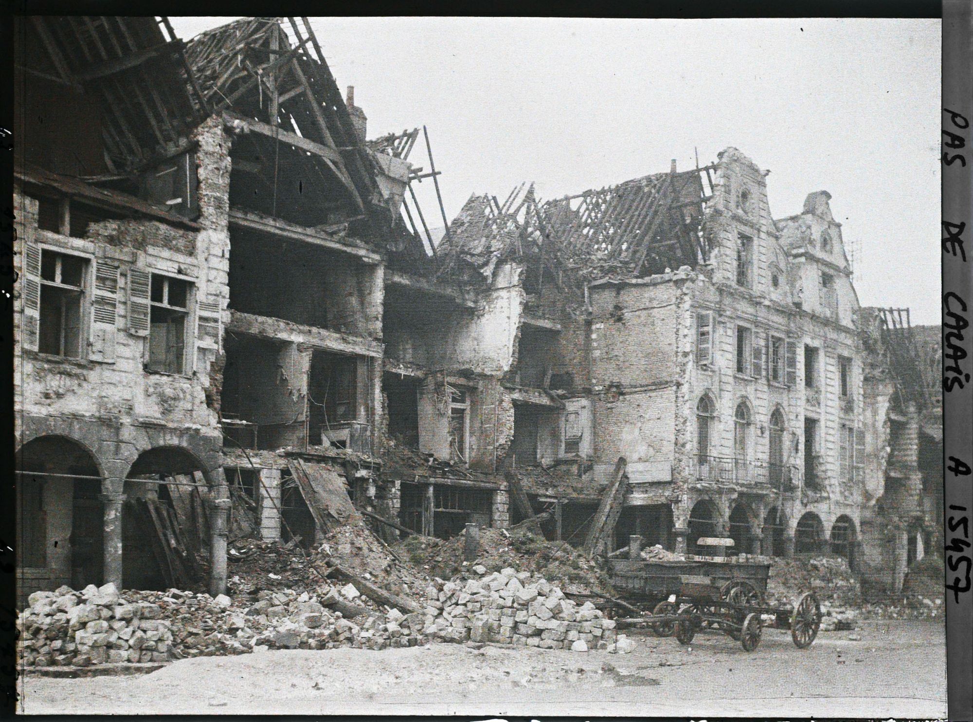 Image représentant France, Arras, Maisons en ruines sur la grande Place