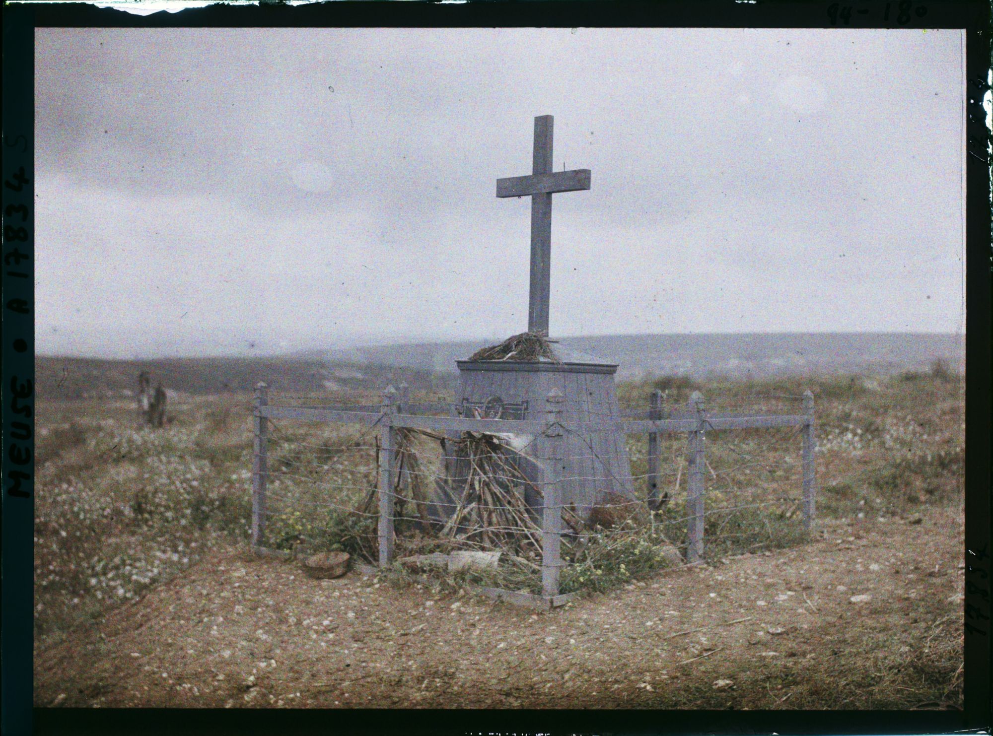 Image représentant France, Fort de Douaumont, Monument élevé aux soldats morts au 137e d'infanterie à la fameuse "tranchée des fusils"