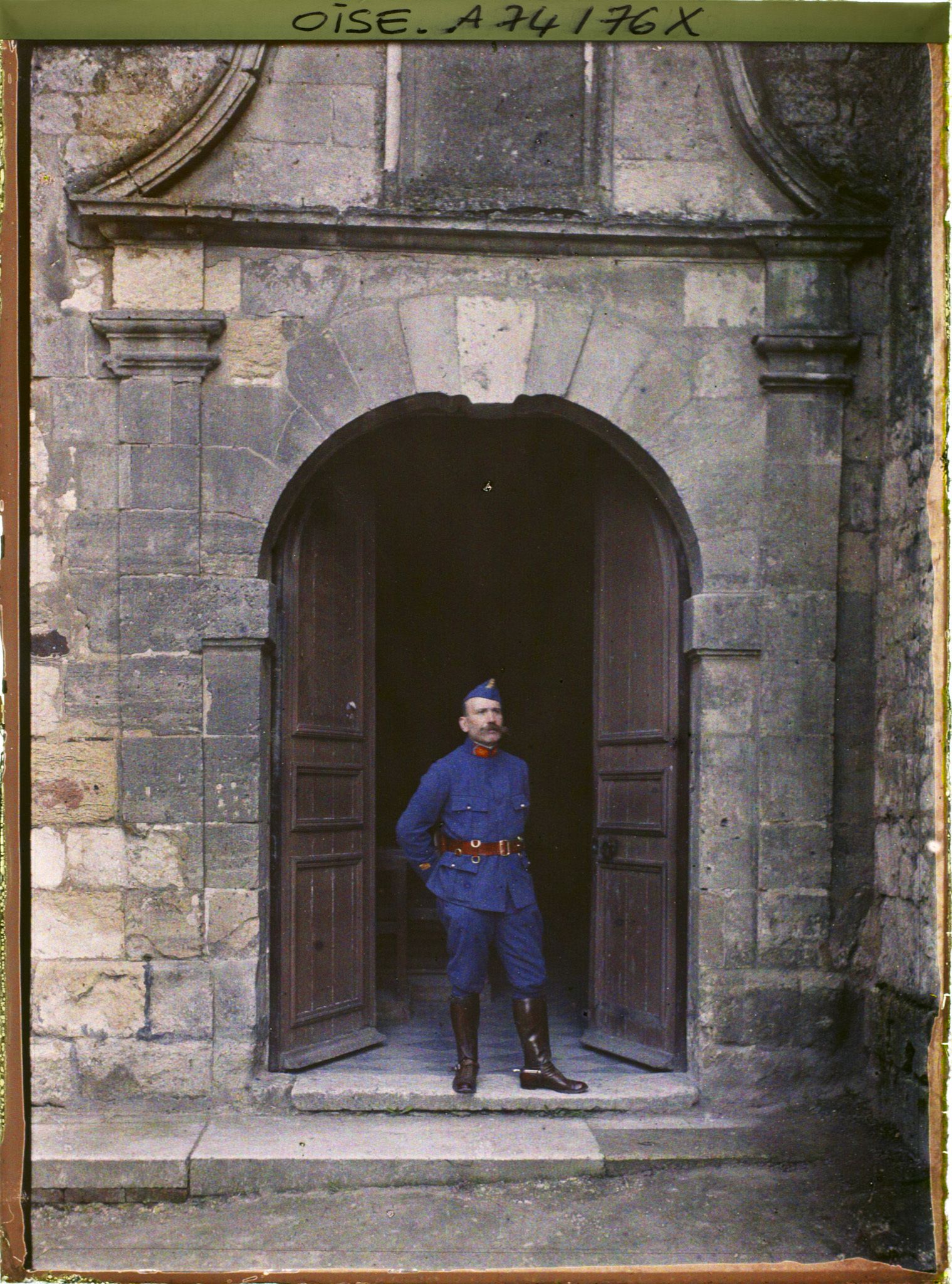 Image représentant Soldat devant l'entrée d'une église