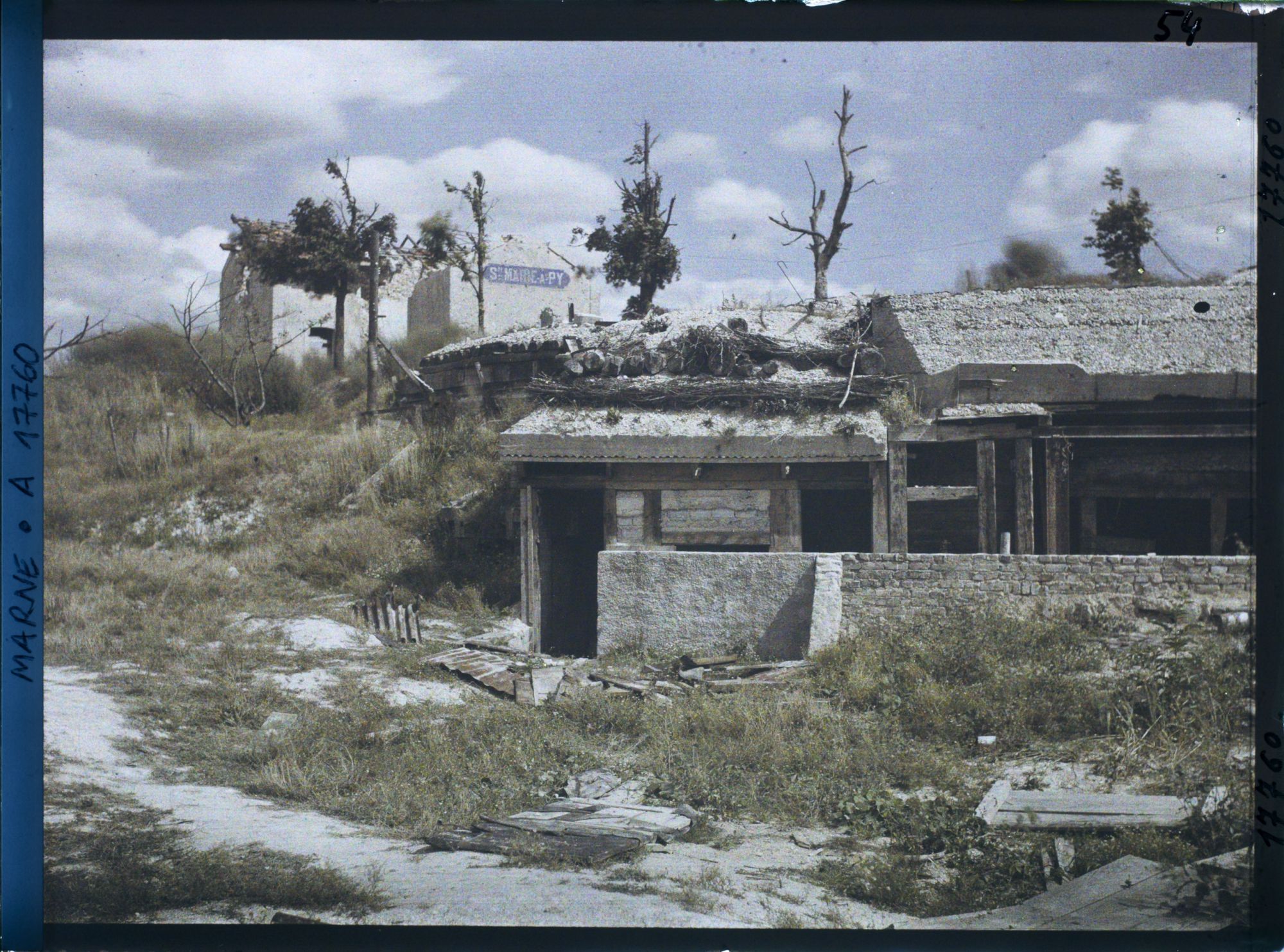 Image représentant France, Ste Marie a Py, La Gare, au 1er plan abris bétonnés