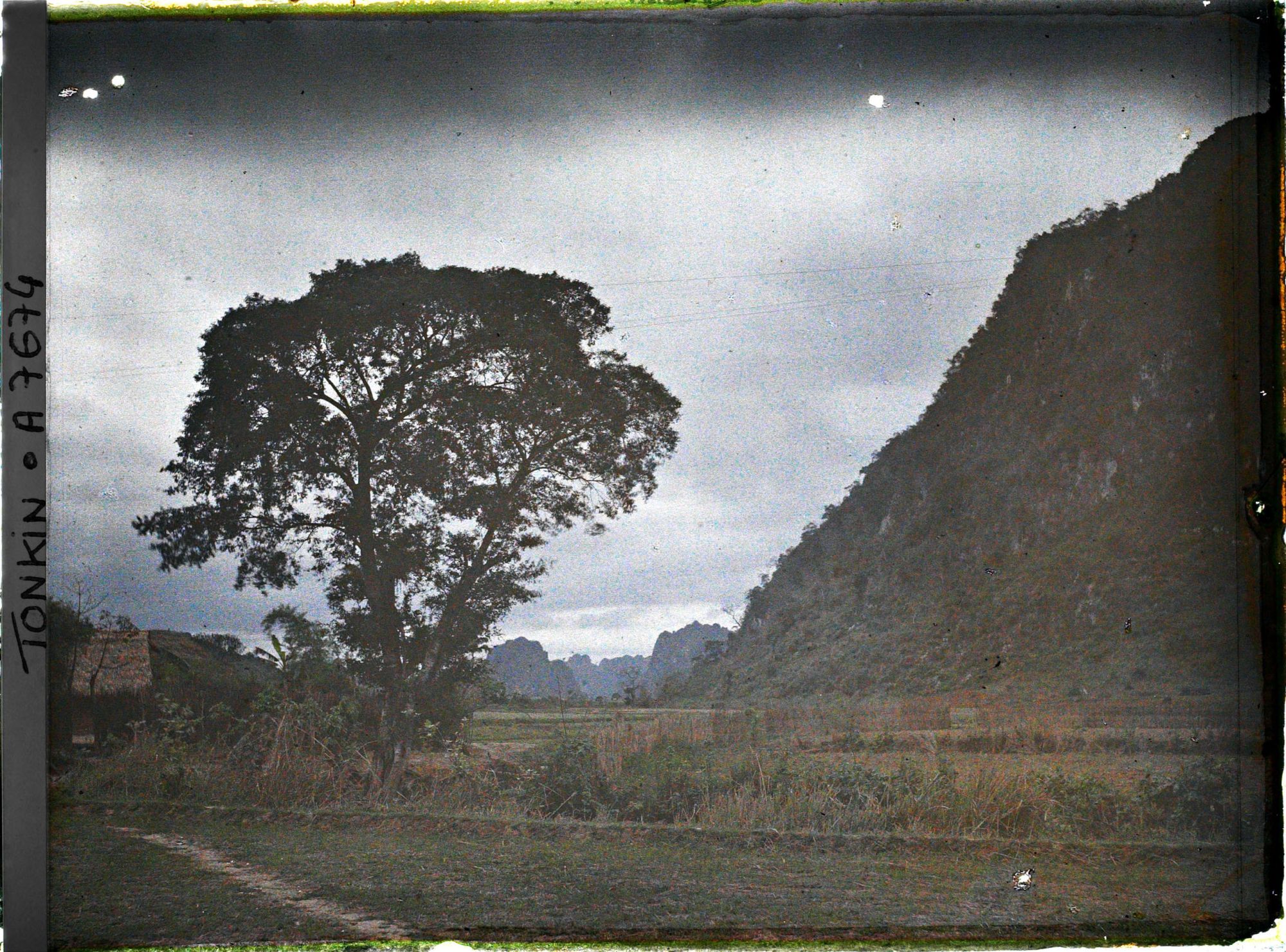 Image représentant Un paysage du massif de Bac-so'n (ou massif De Cai-binh)