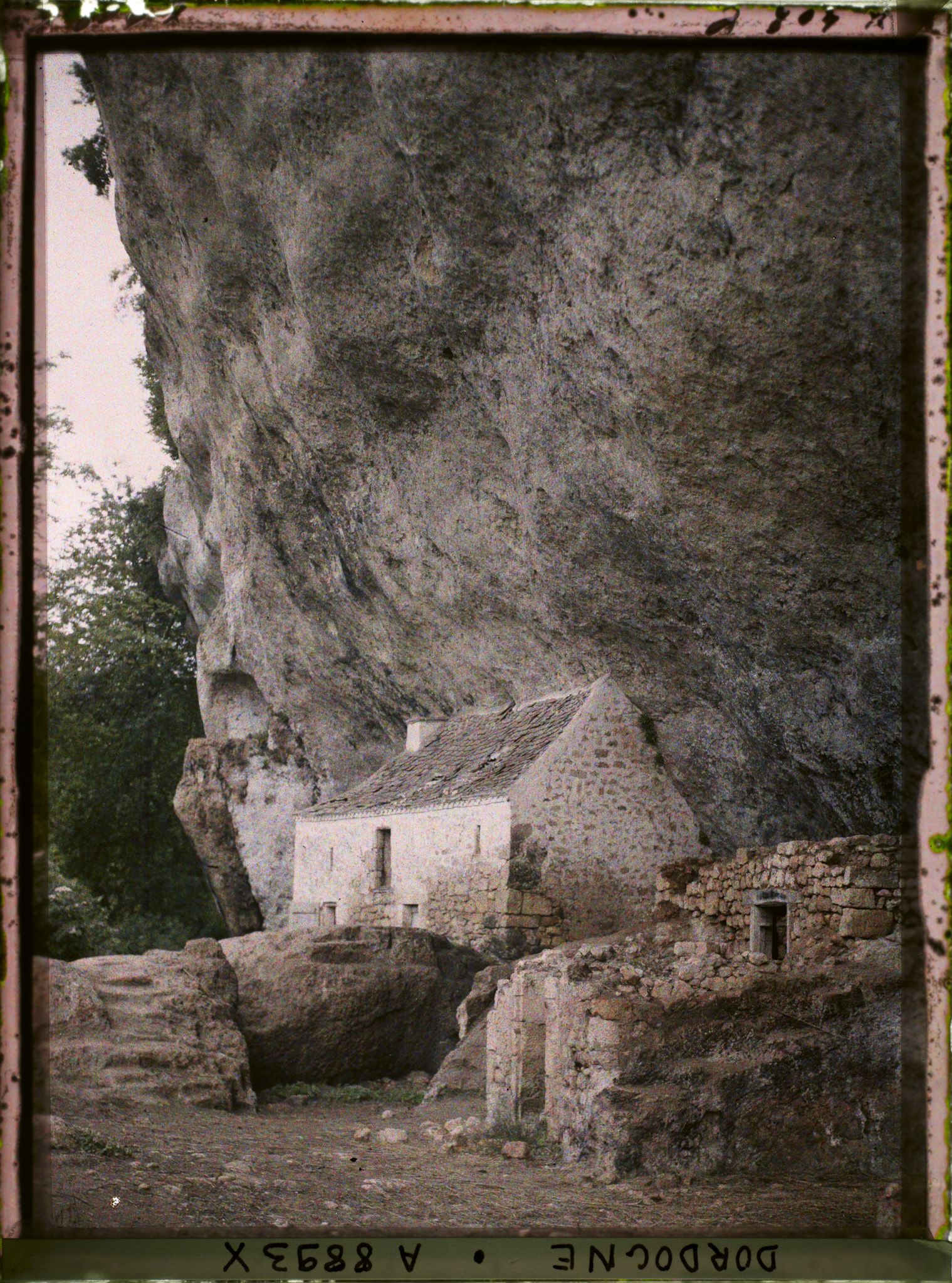 Image représentant France, St Léon, La dernière maison croulante subsistante du dernier village de la rive de plus loin